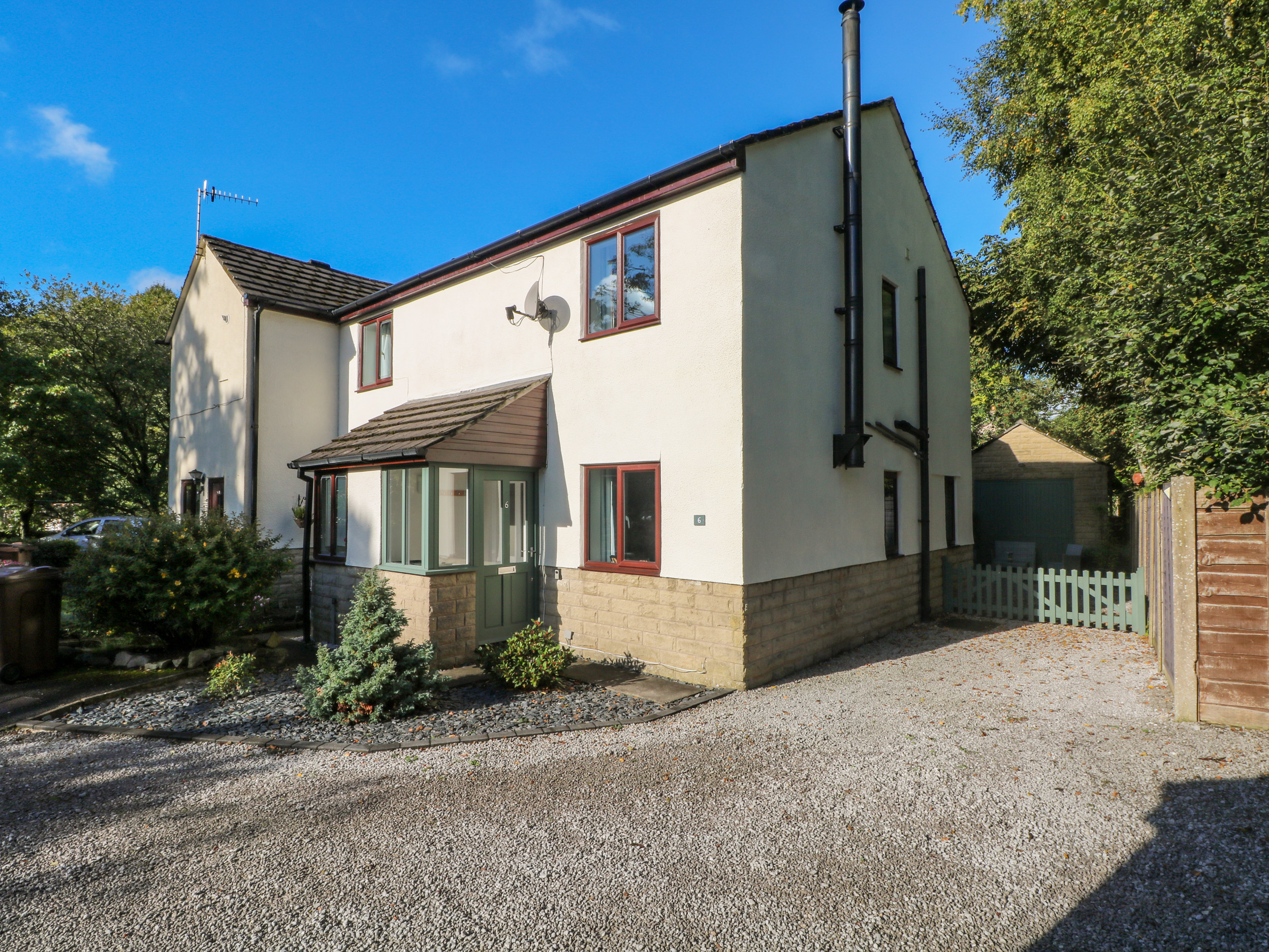 6 Hunters Green Close