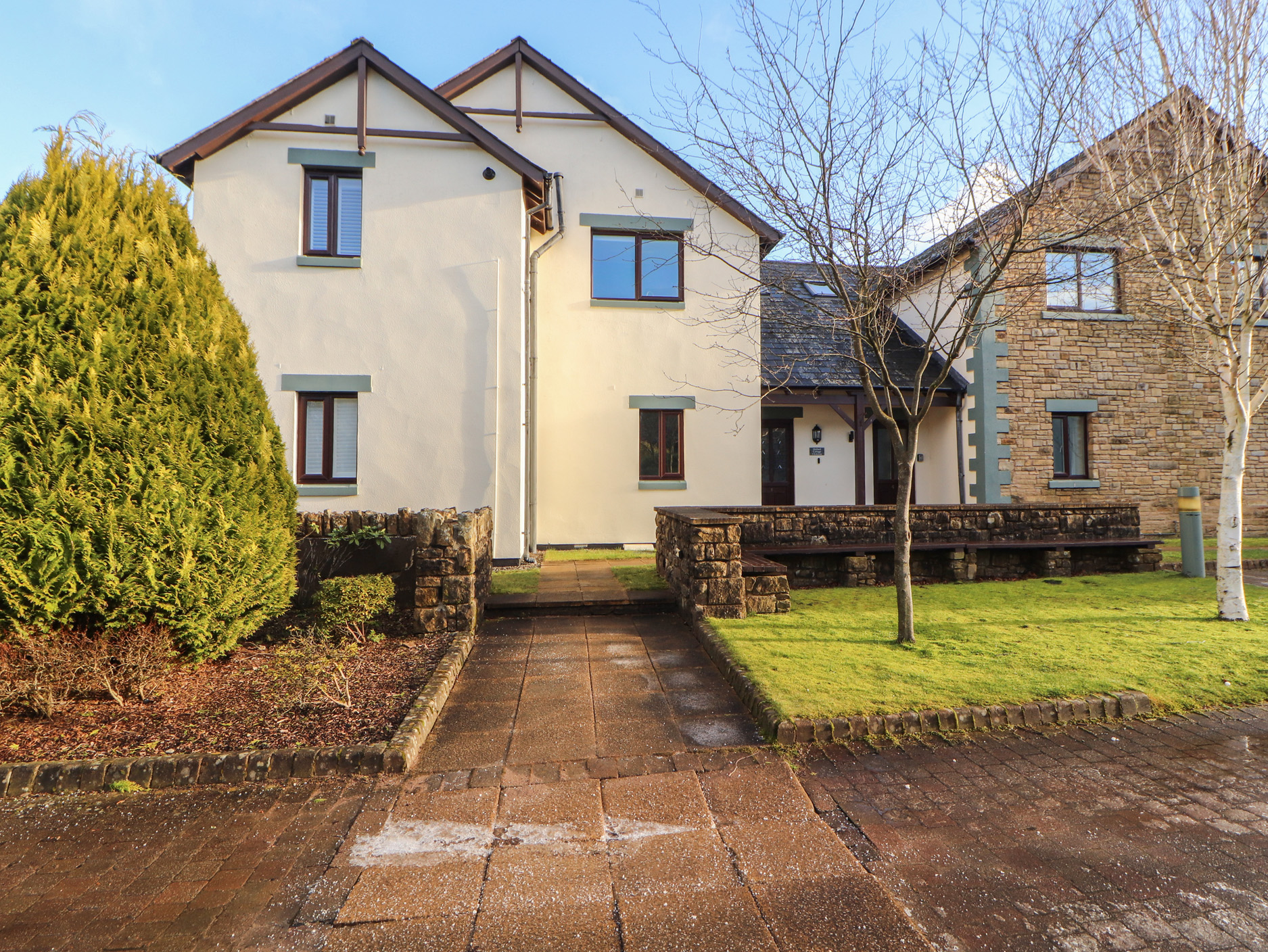 Mallard Cottage is in Penrith, Cumbria. In a National Park. Private parking. Reverse-level. En-suite