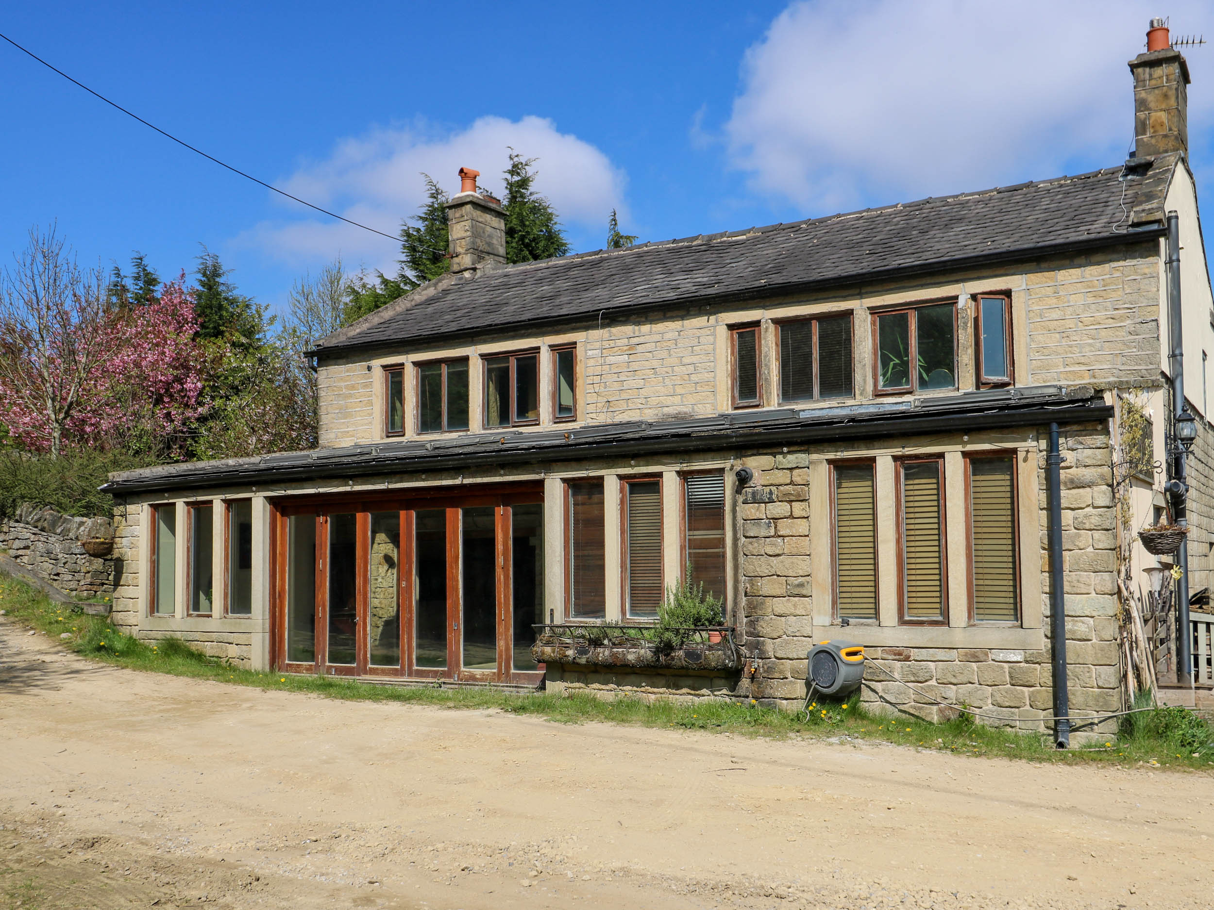 Pule Hill Farm, Marsden, West Yorkshire. Woodburning stove. Off-road parking. Smart TV. Pet-friendly