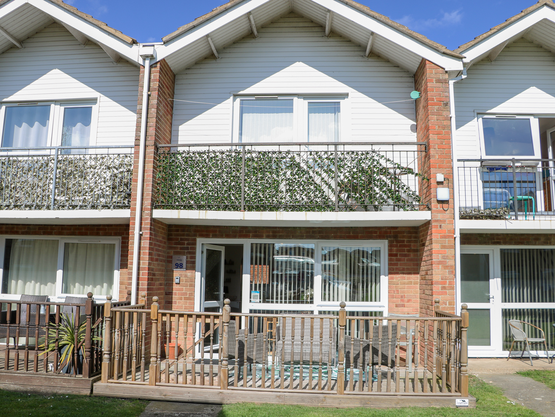 98 Waterside Park