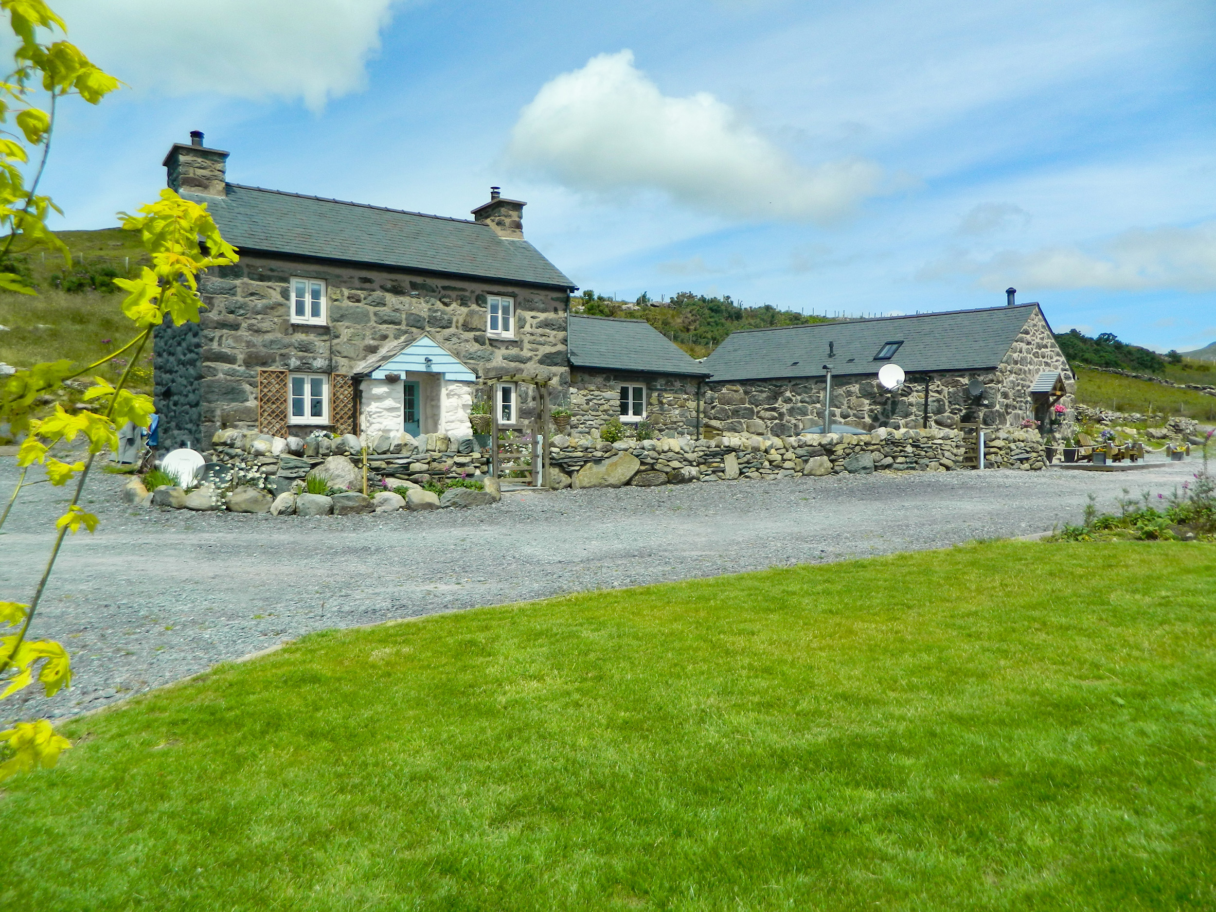 Cae'r Fadog Isaf Farmhouse