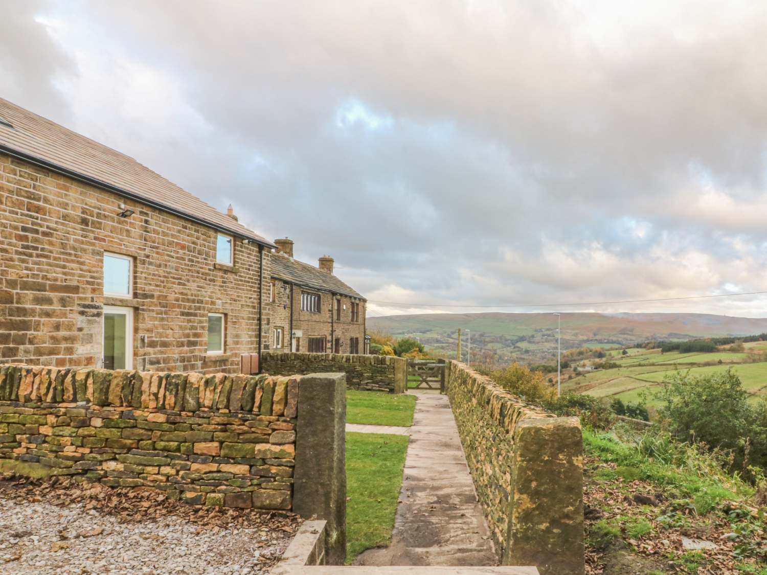 Upper House Barn, Delph Village, Saddleworth Alpha Holiday Lettings