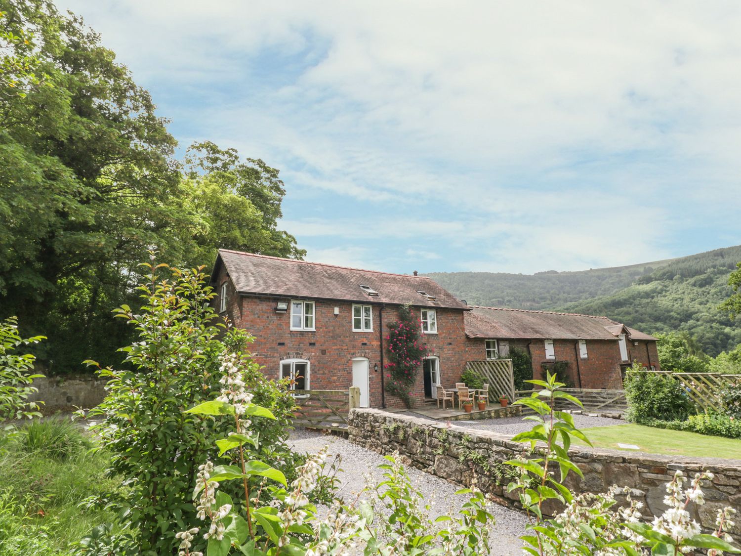 Bryn Howell Stables Llanarmon Dyffryn Ceiriog Alpha Holiday