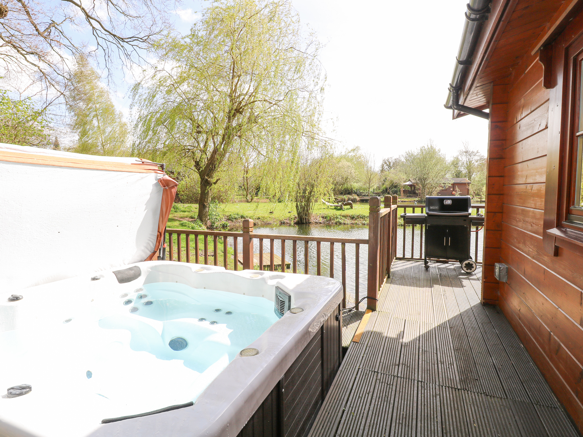 Heron Lodge, is in Badwell Ash, Suffolk. Lake views. Decking with hot tub and barbecue. Adults only.
