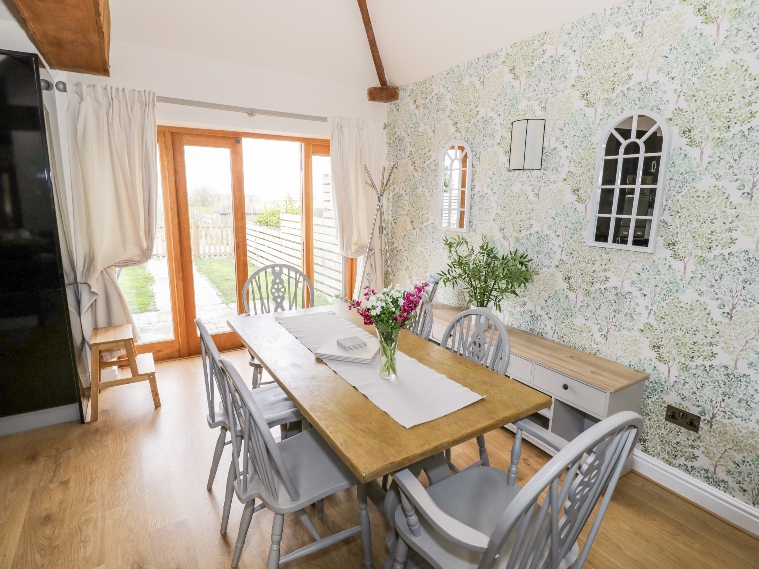 Plum Tree Cottage Dog Friendly Holiday Cottage in Harvington Heart