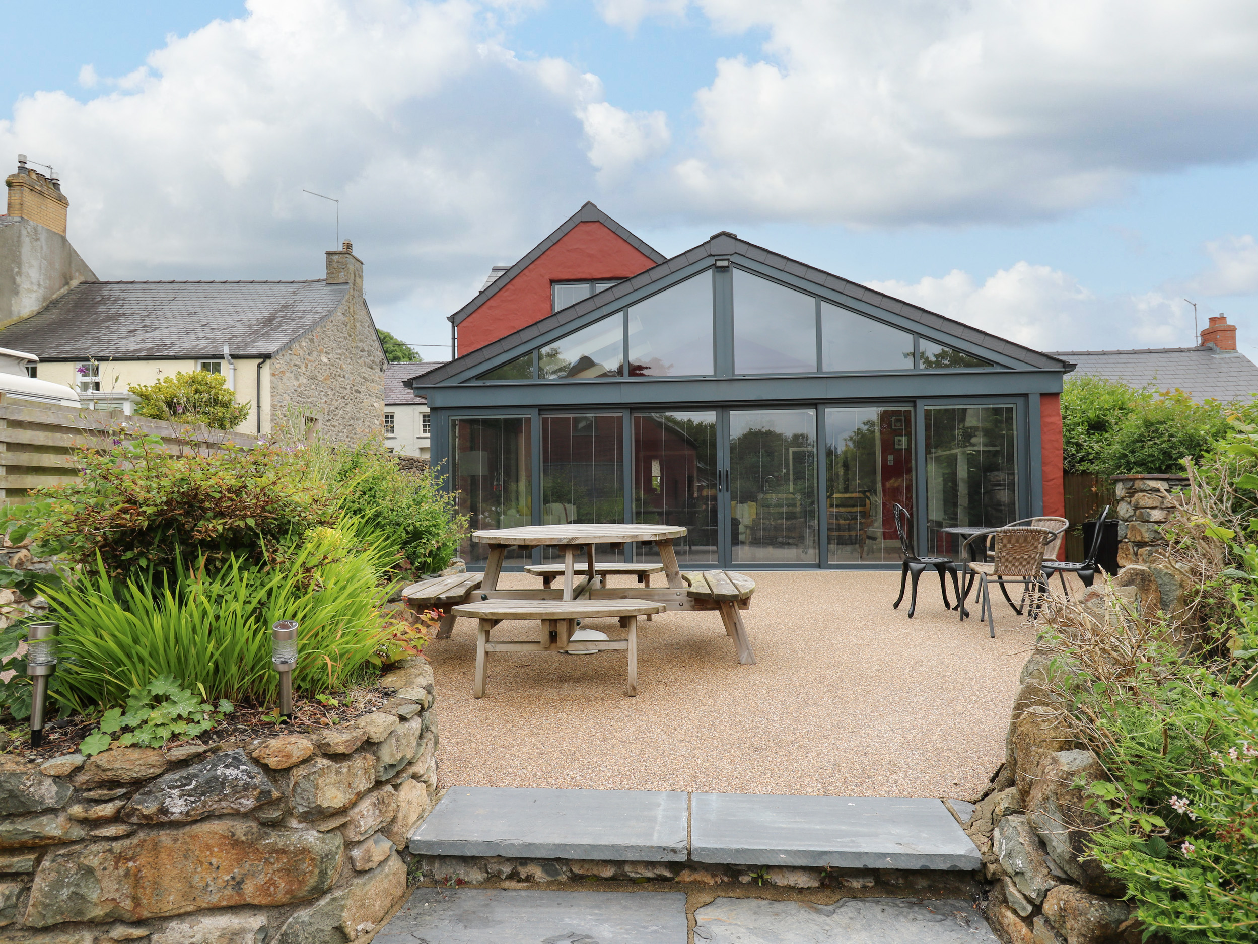 4 bedroom Cottage for rent in Newport