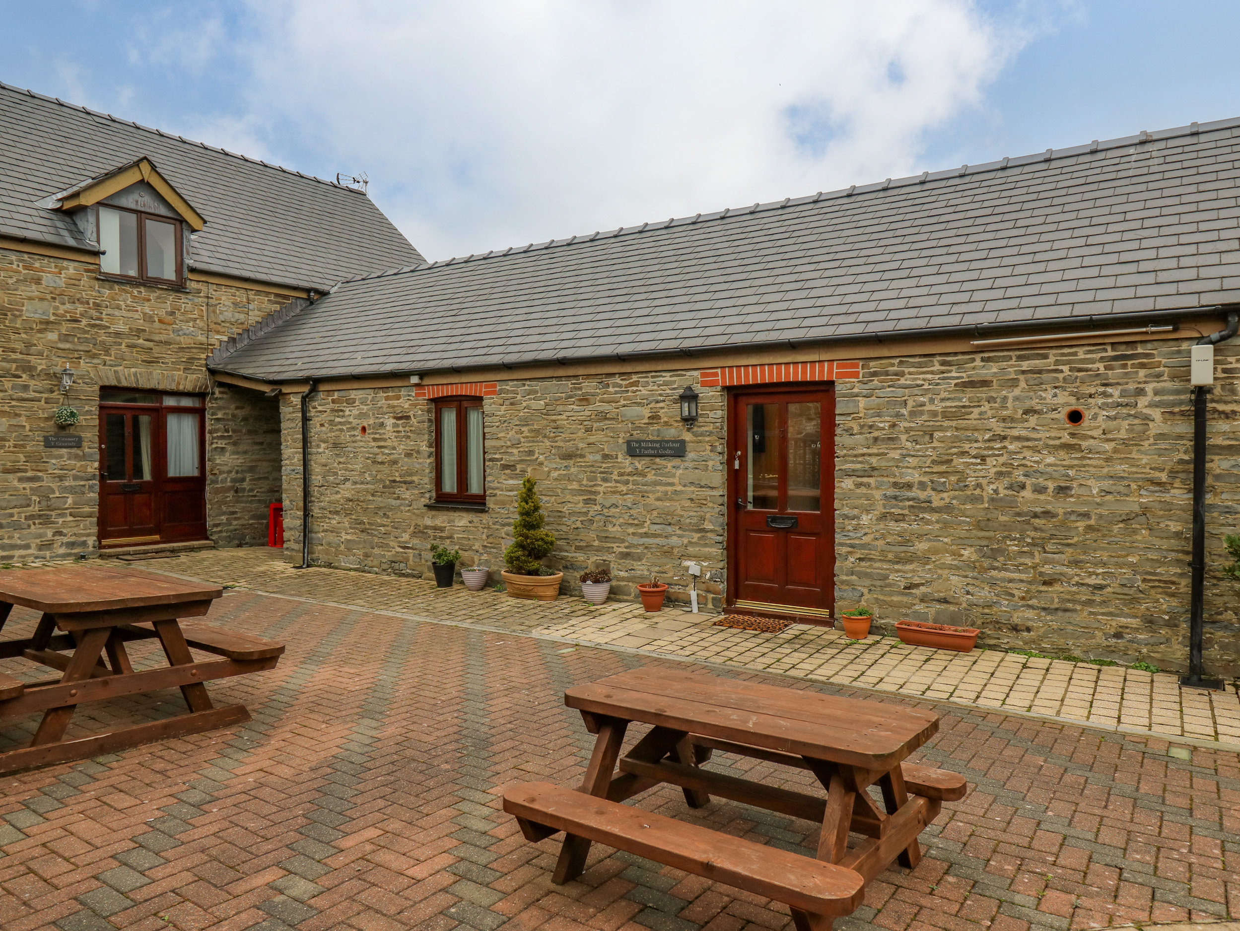 The Milking Parlour, Aberystwyth Dog Friendly Holiday Cottage in Mid