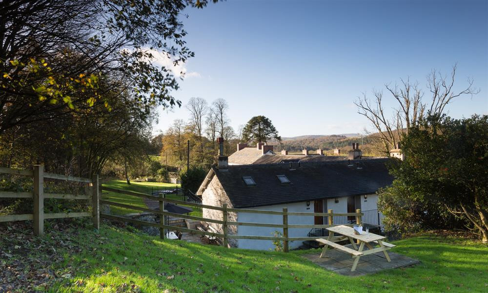 Abbots Reading Cottage, Lakeside - Dog Friendly Holiday Cottage in The ...