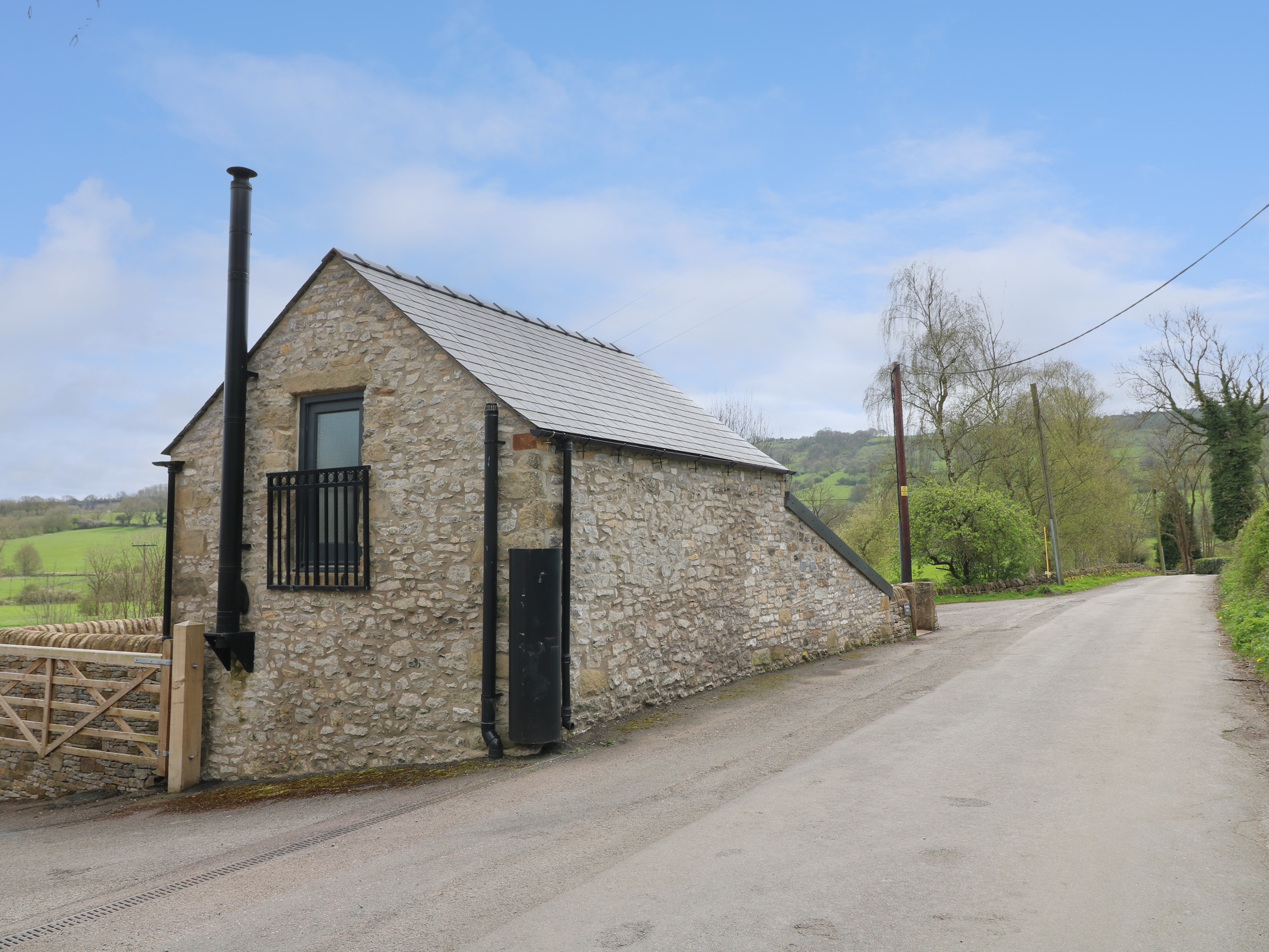 The Bottling Shed, Matlock, Derbyshire. Smart TV. Romantic. Hot tub. By Peak District national park.