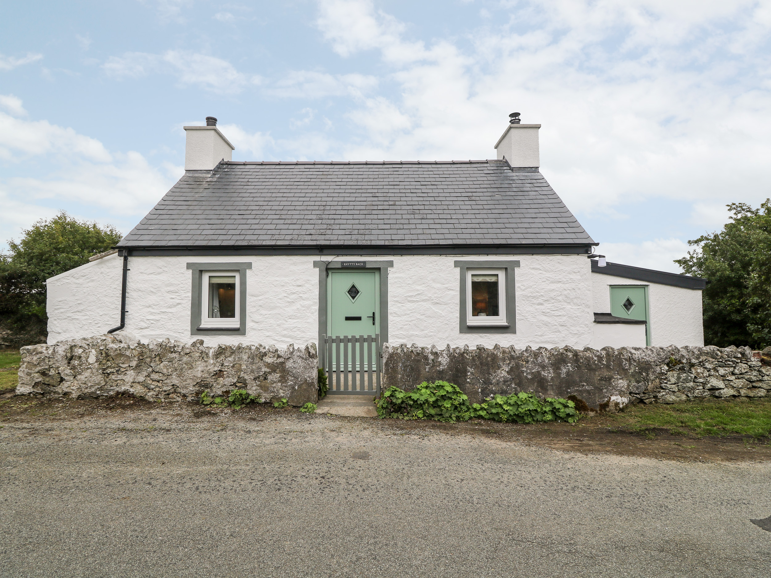Rhytty Bach Dog Friendly Holiday Cottage in Rhosneigr