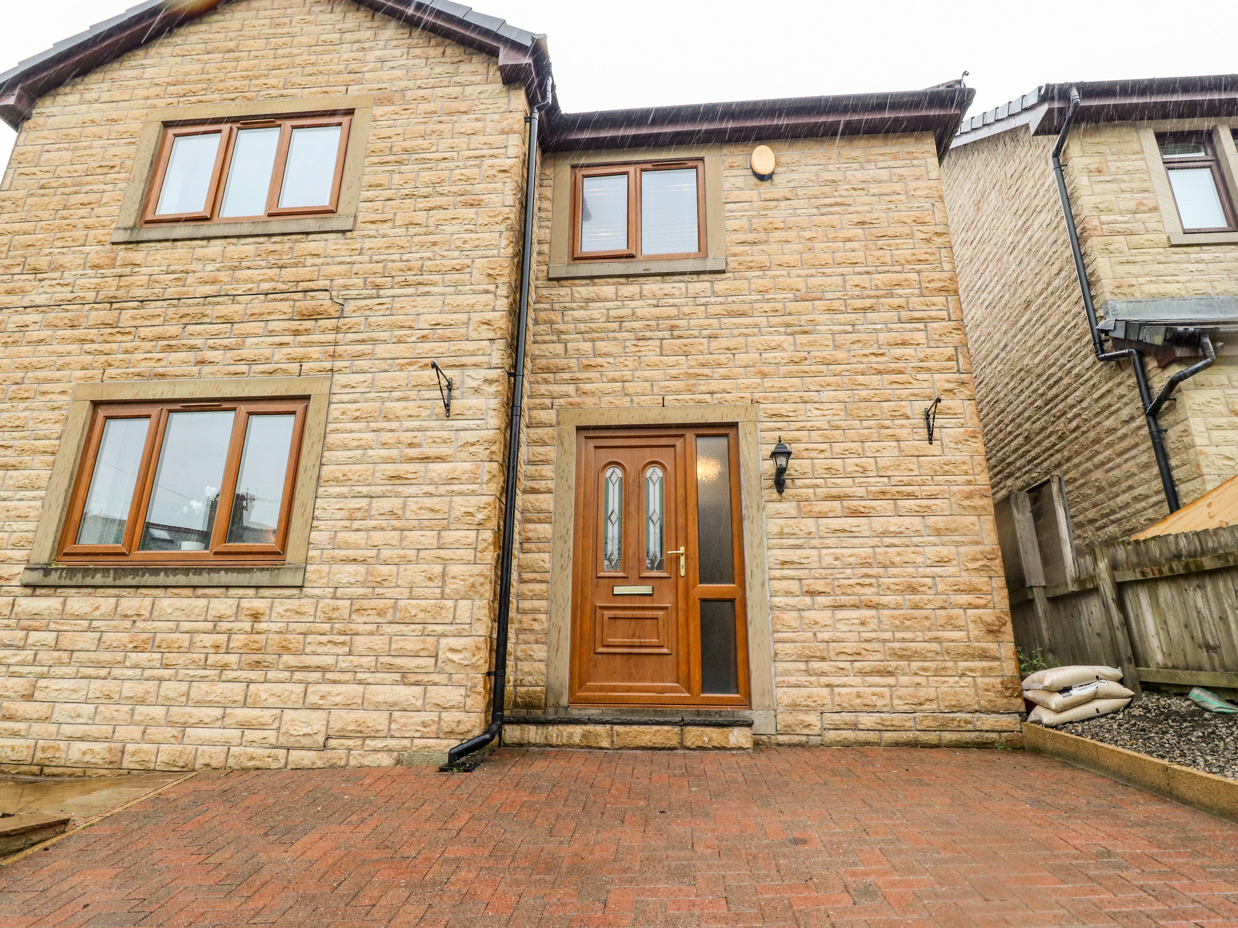3 bedroom Cottage for rent in Colne