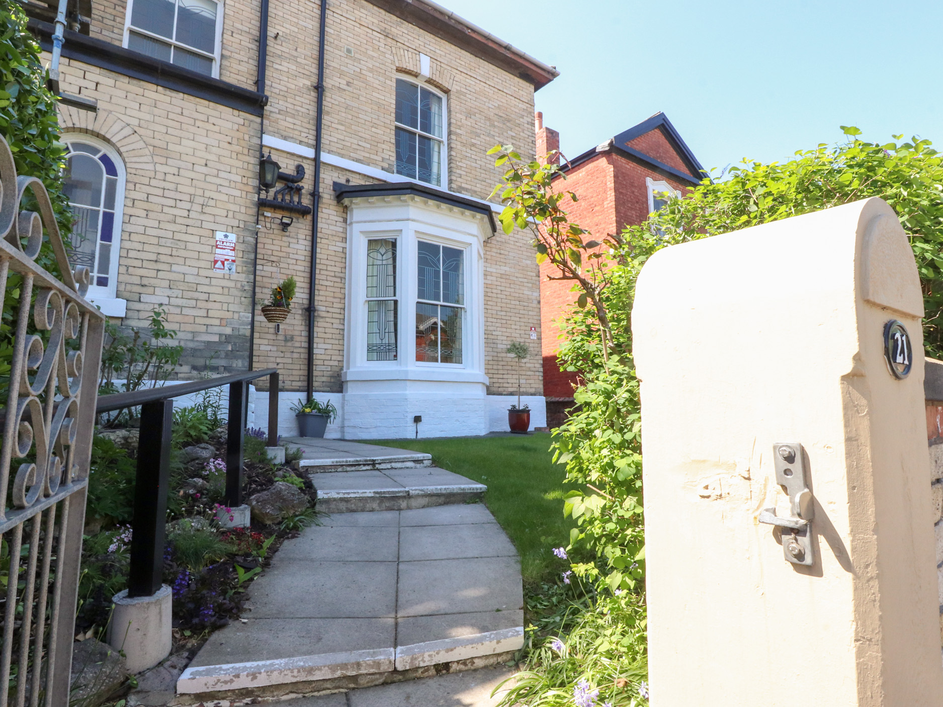 2 bedroom Cottage for rent in Southport