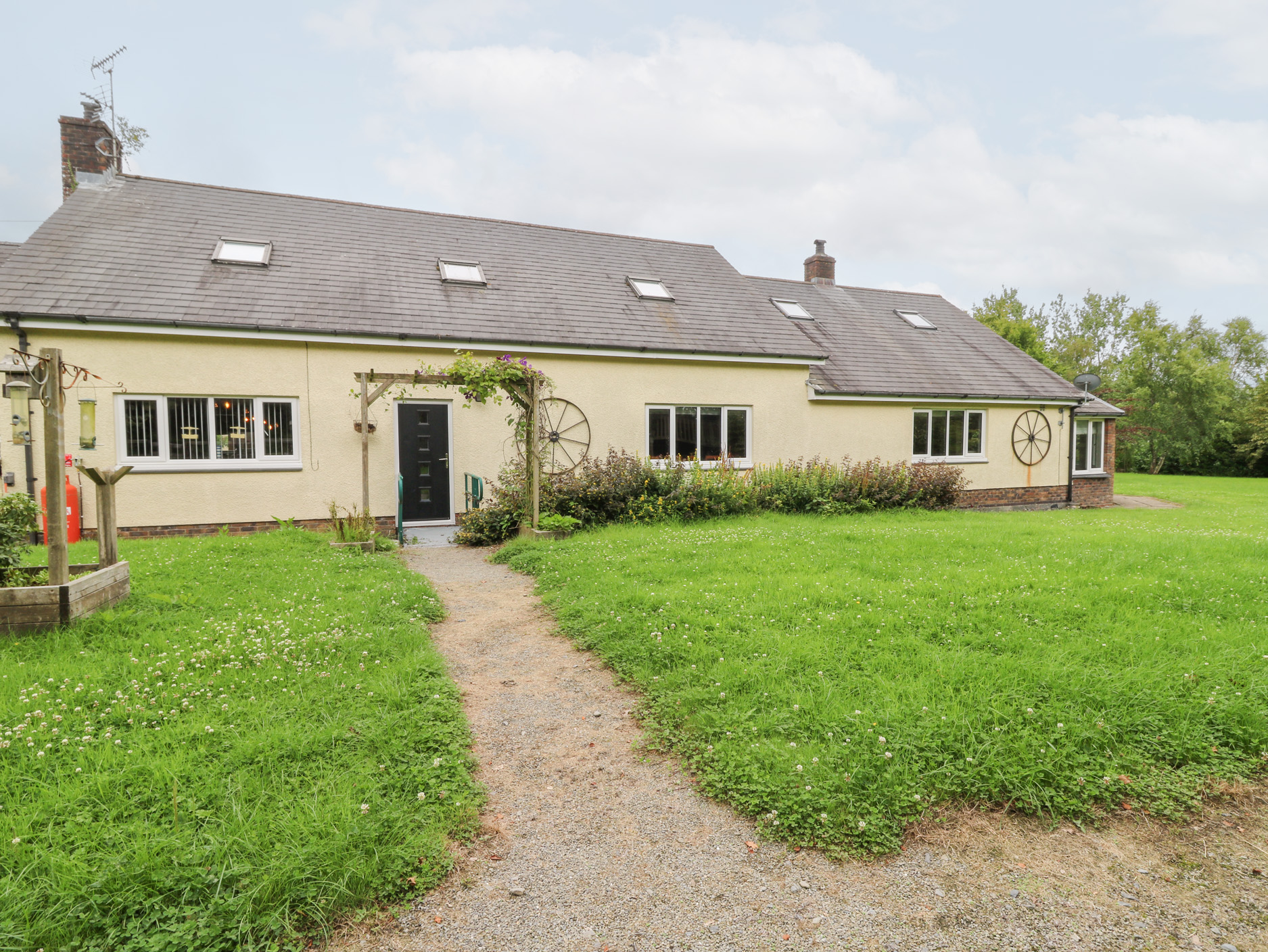 Tynewydd Fields, Cross Inn