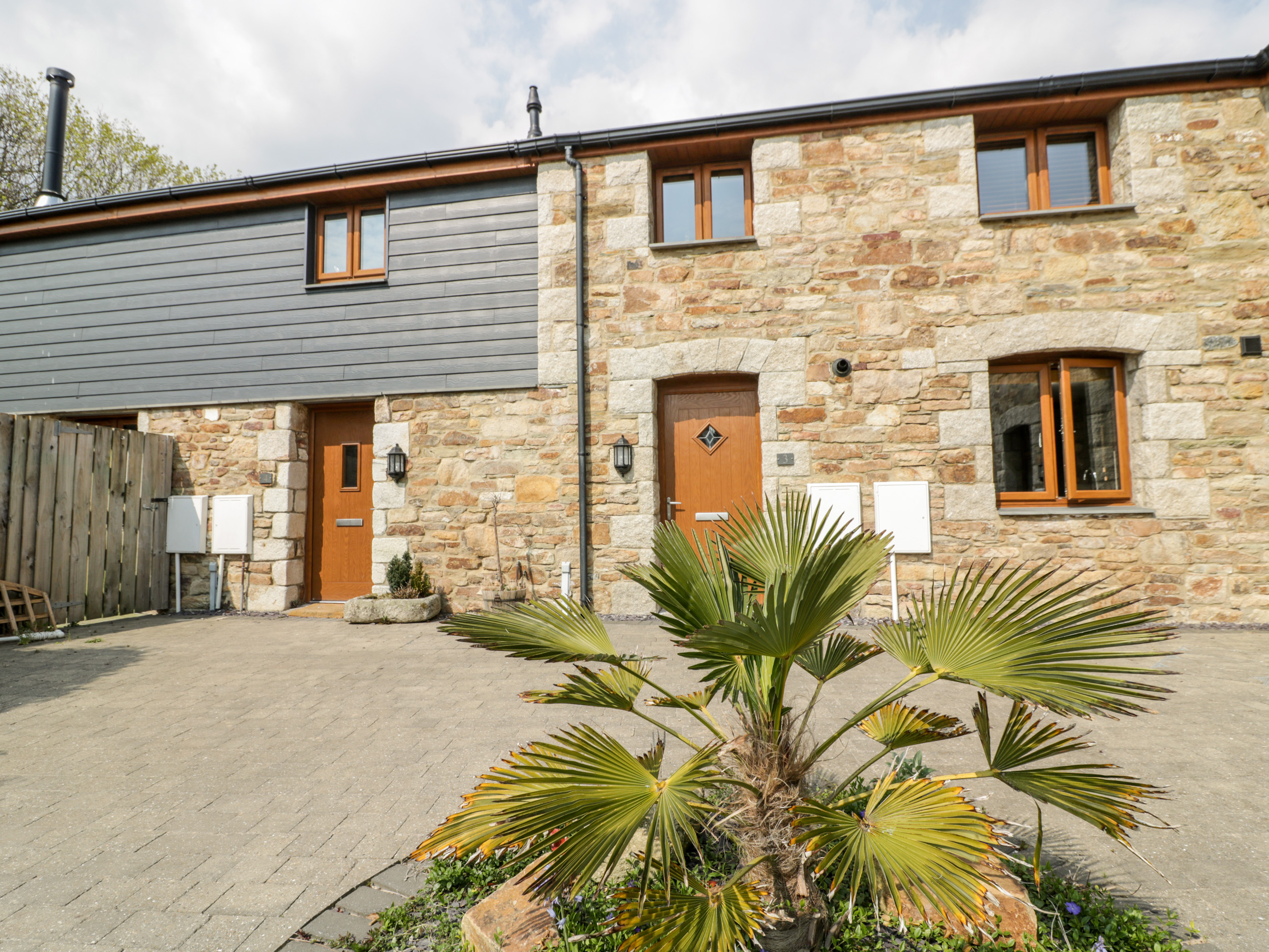 Lower Barn Court, St Columb Minor Dog Friendly Holiday Cottage in