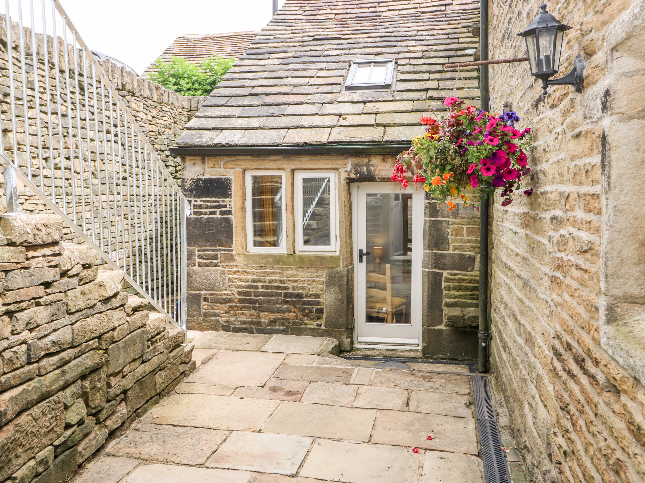 Upper House Farm Cottage (Saddleworth), Delph Dog Friendly Holiday