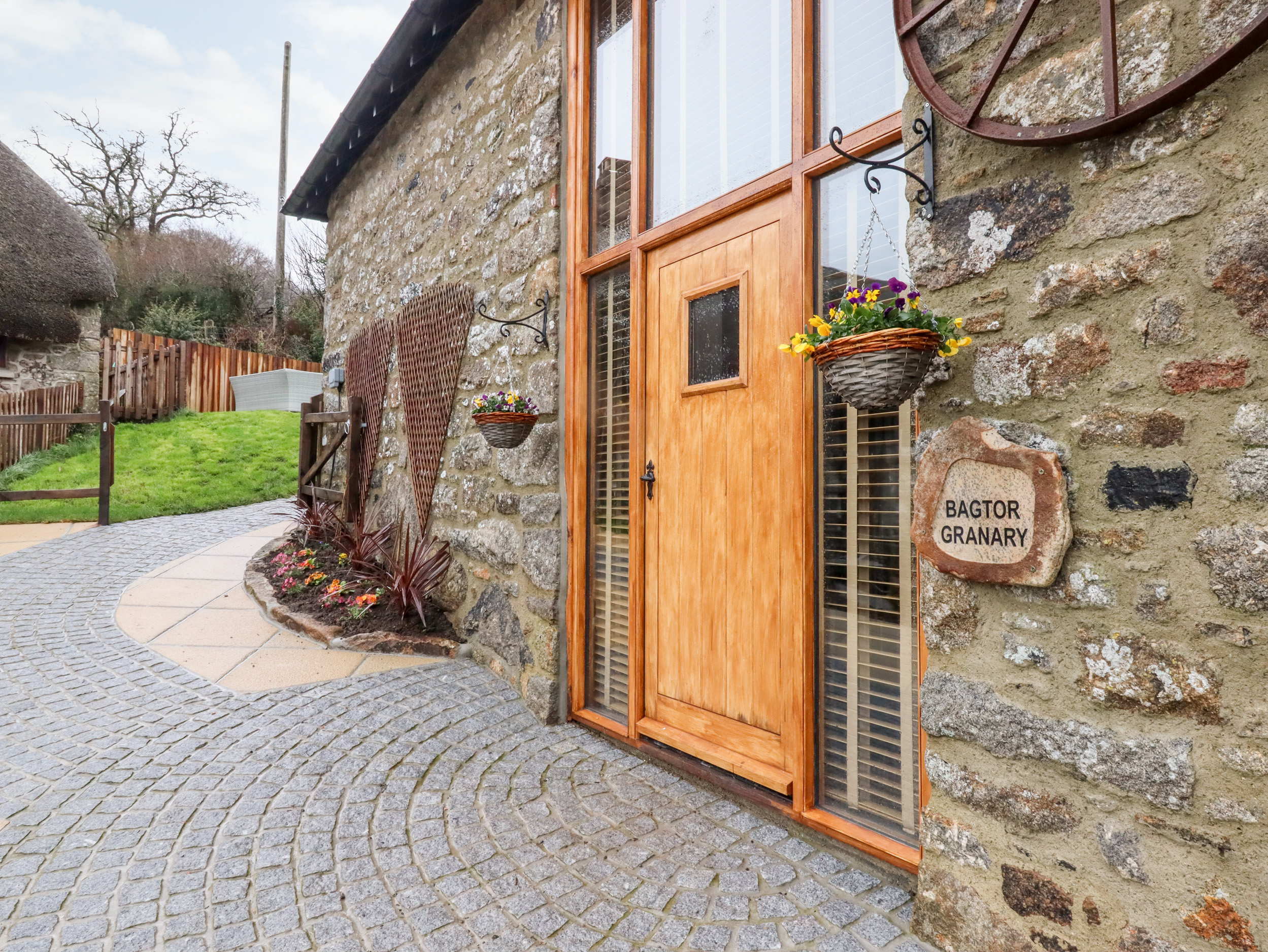 Bagtor Granary, Ilsington, Devon, on working farm, in National Park, hot tub, woodburning stove,3bed