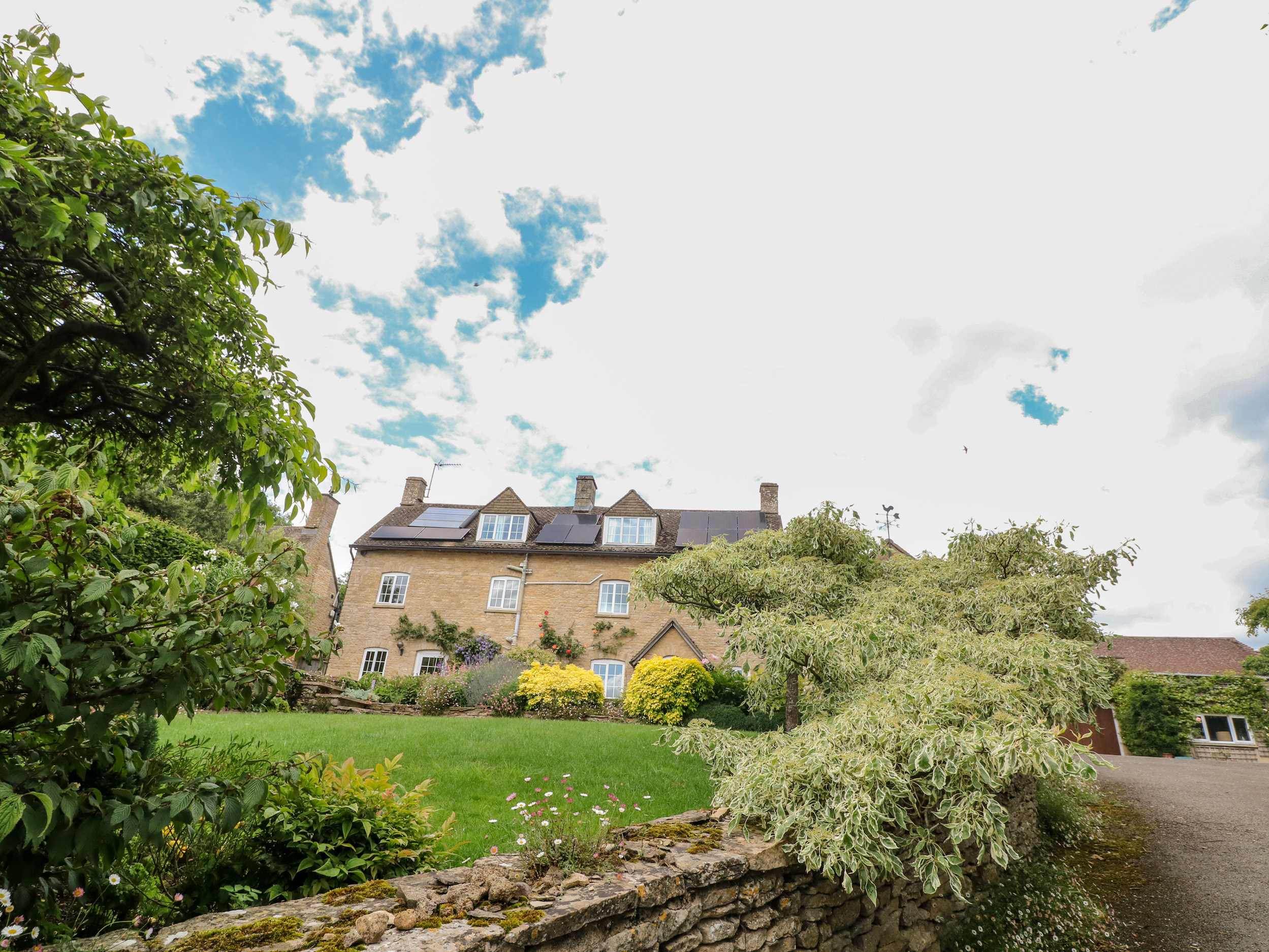 Barley Hill House Dog Friendly Holiday Cottage in Chipping Norton