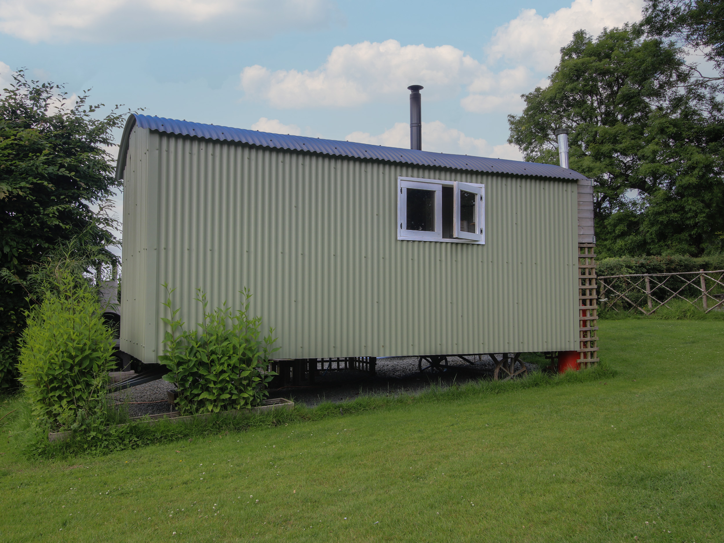 Aston - Shepherd Hut no pets, Aston On Clun, Shropshire. Near AONB. Hot tub. Woodburning stove. WiFi