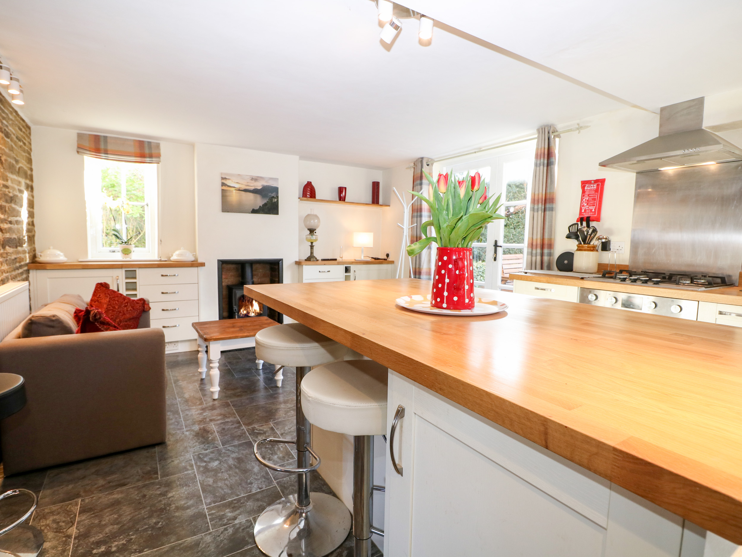 Apple Tree Cottage, Warnham Dog Friendly Holiday Cottage in South of