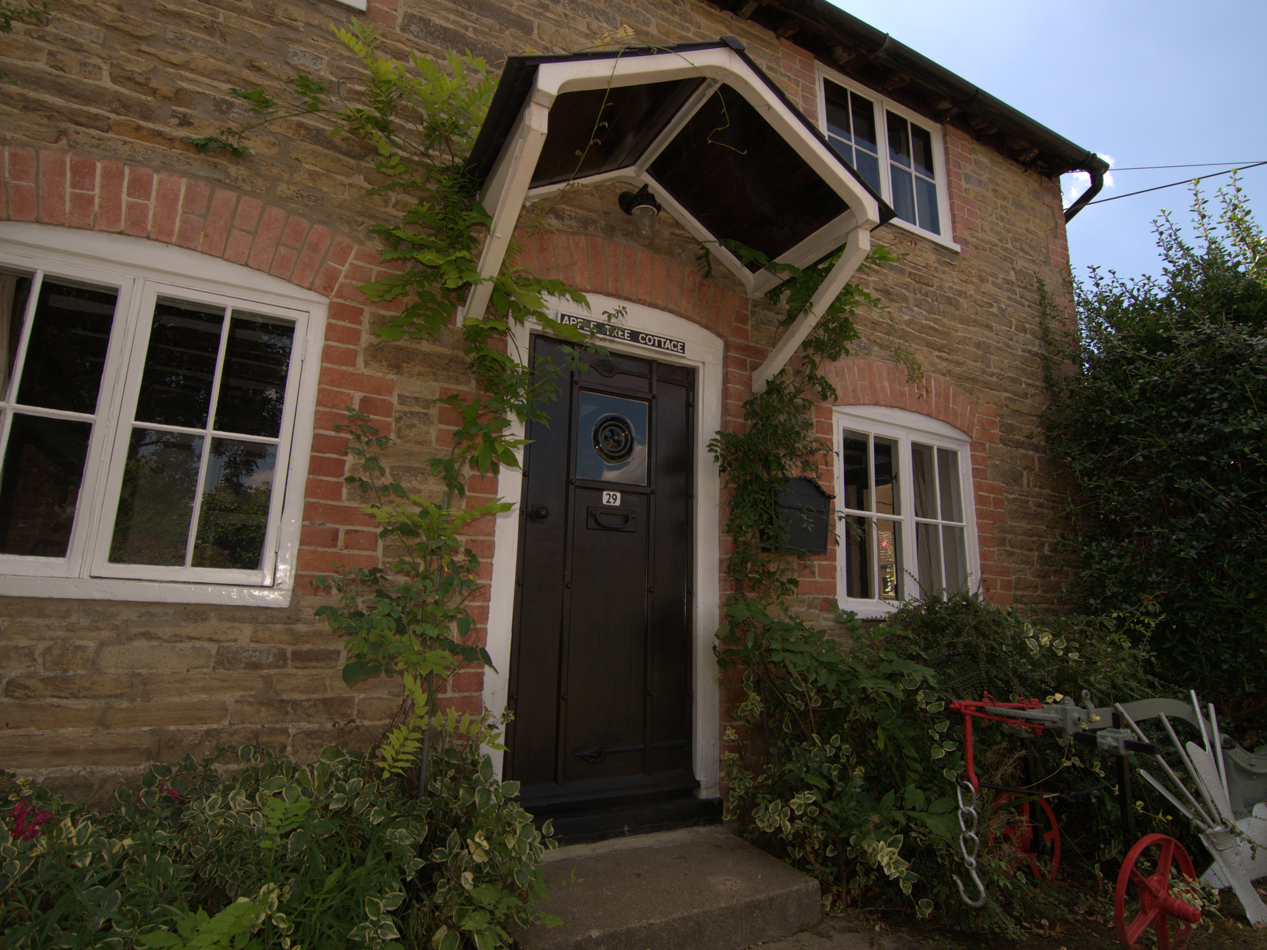 Apple Tree Cottage, Warnham Dog Friendly Holiday Cottage in South of