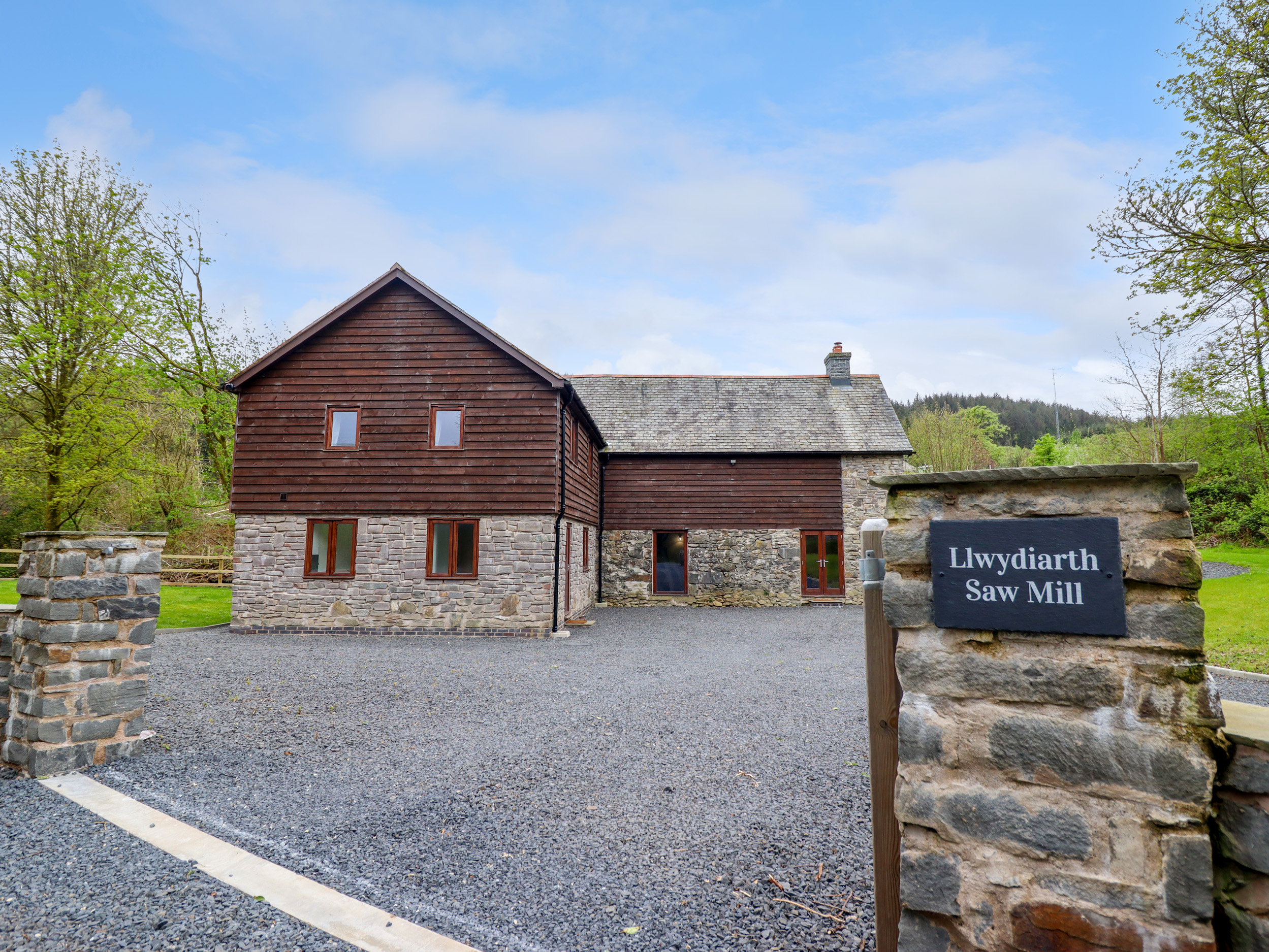 Llwydiarth Saw Mill in Llwydiarth near Llanfair Caereinion, Powys. Hot tub. Pet-friendly. En-suites.