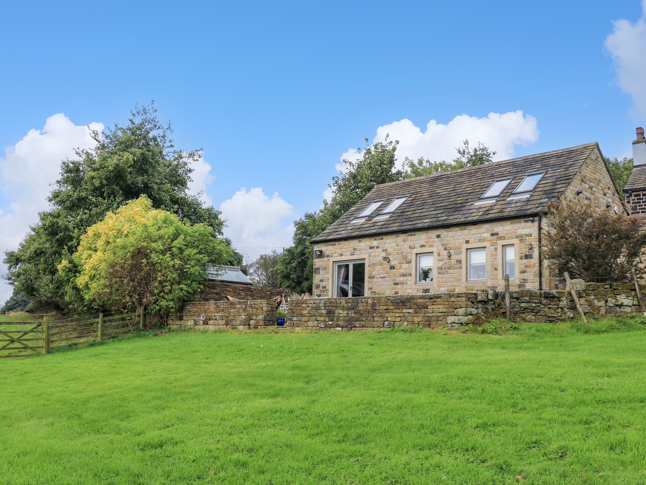 2 bedroom Cottage for rent in Ripponden