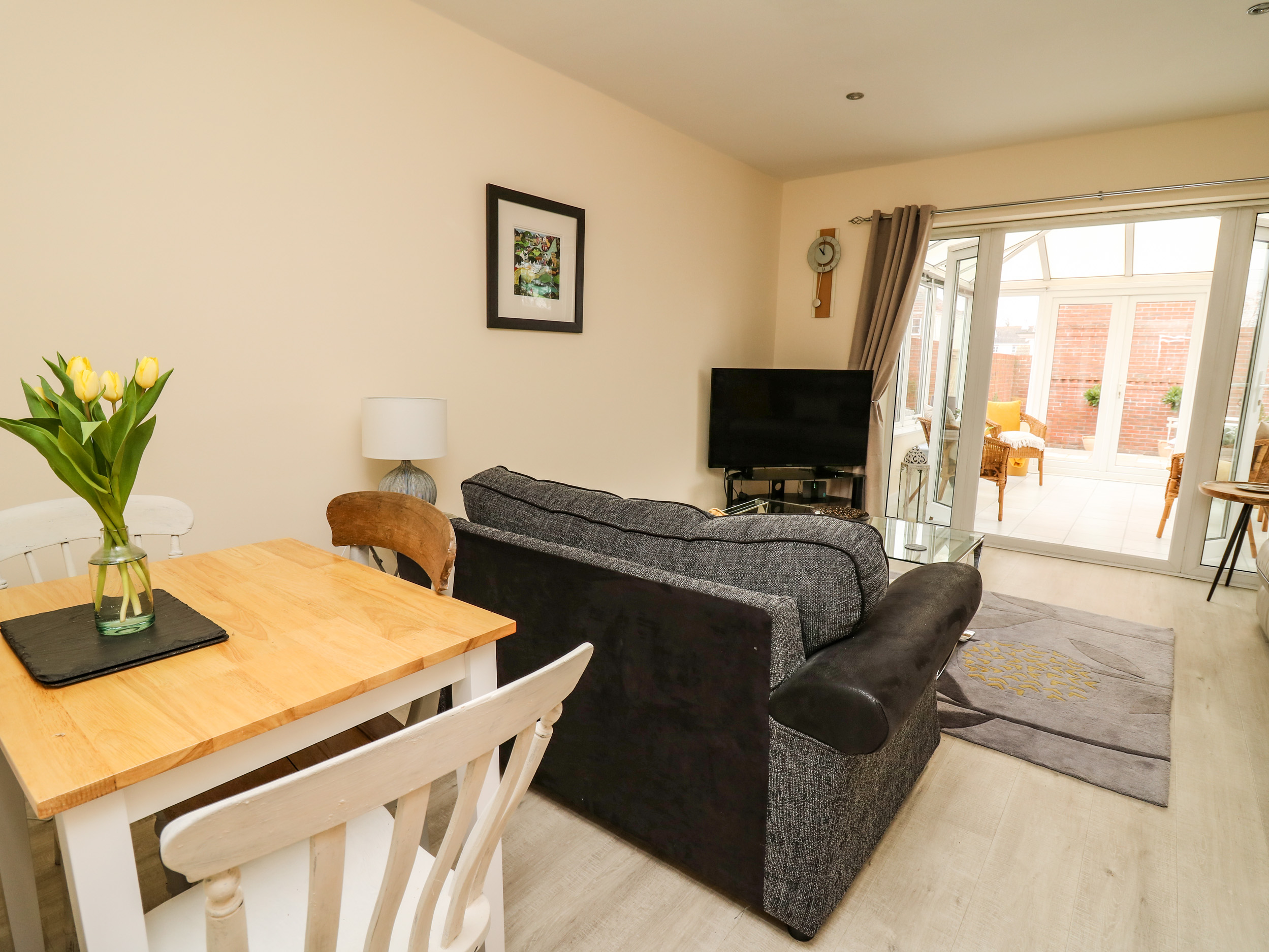 6 Erwr Brenhinoedd, Llandybie - Dog Friendly Holiday Cottage in ...