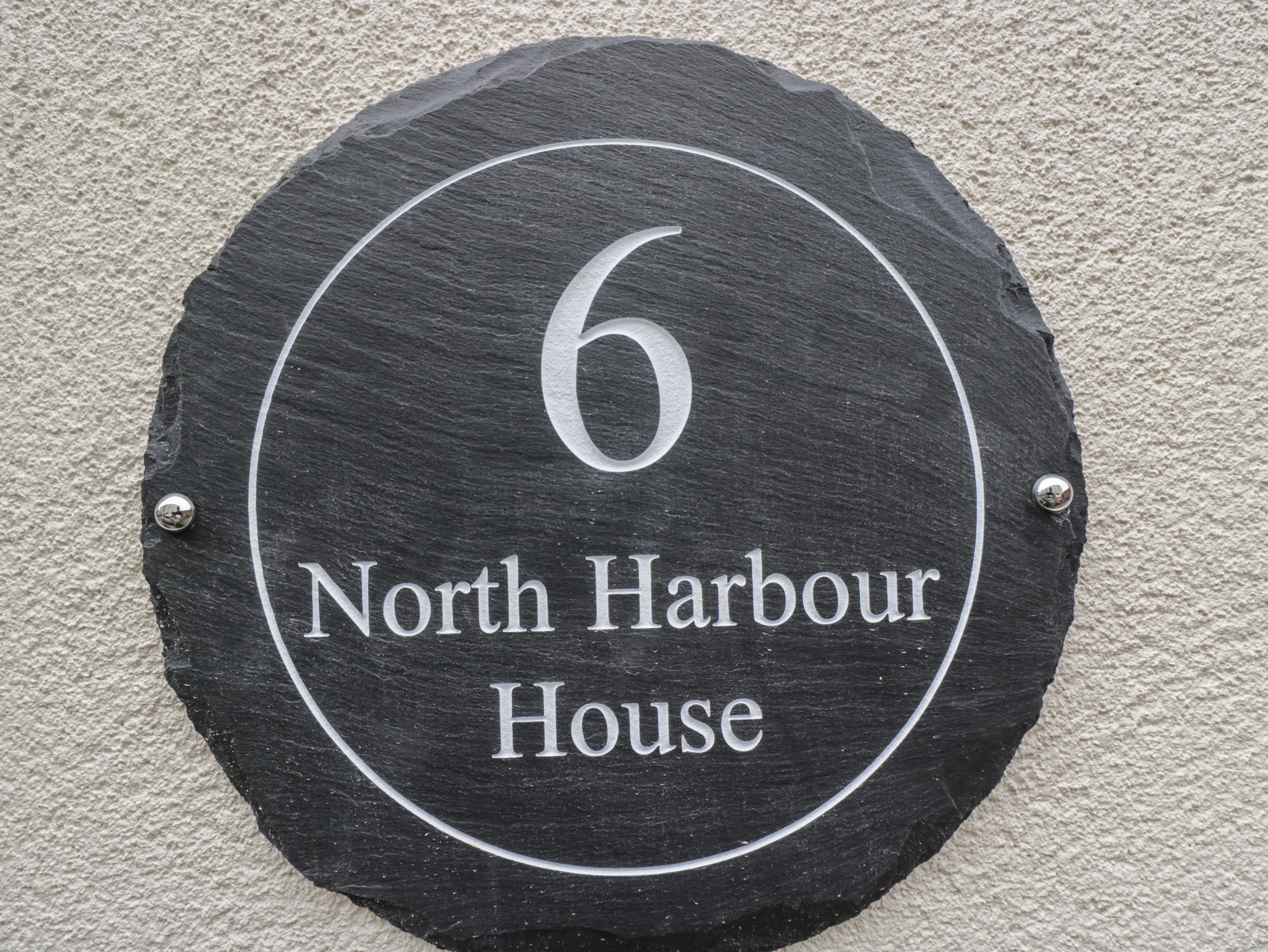 North Harbour House, Weymouth, Dorset. Three-storey. 3-bedrooms. Pet-friendly. Beach close. Hot tub.