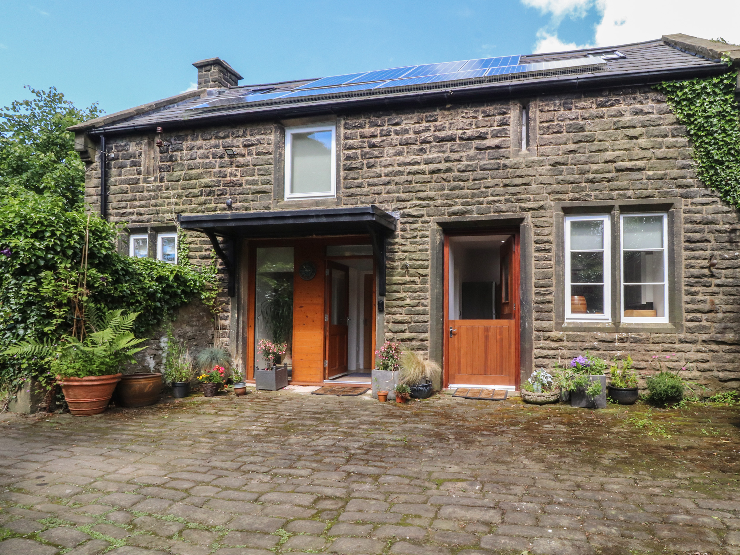 2 bedroom Cottage for rent in Colne