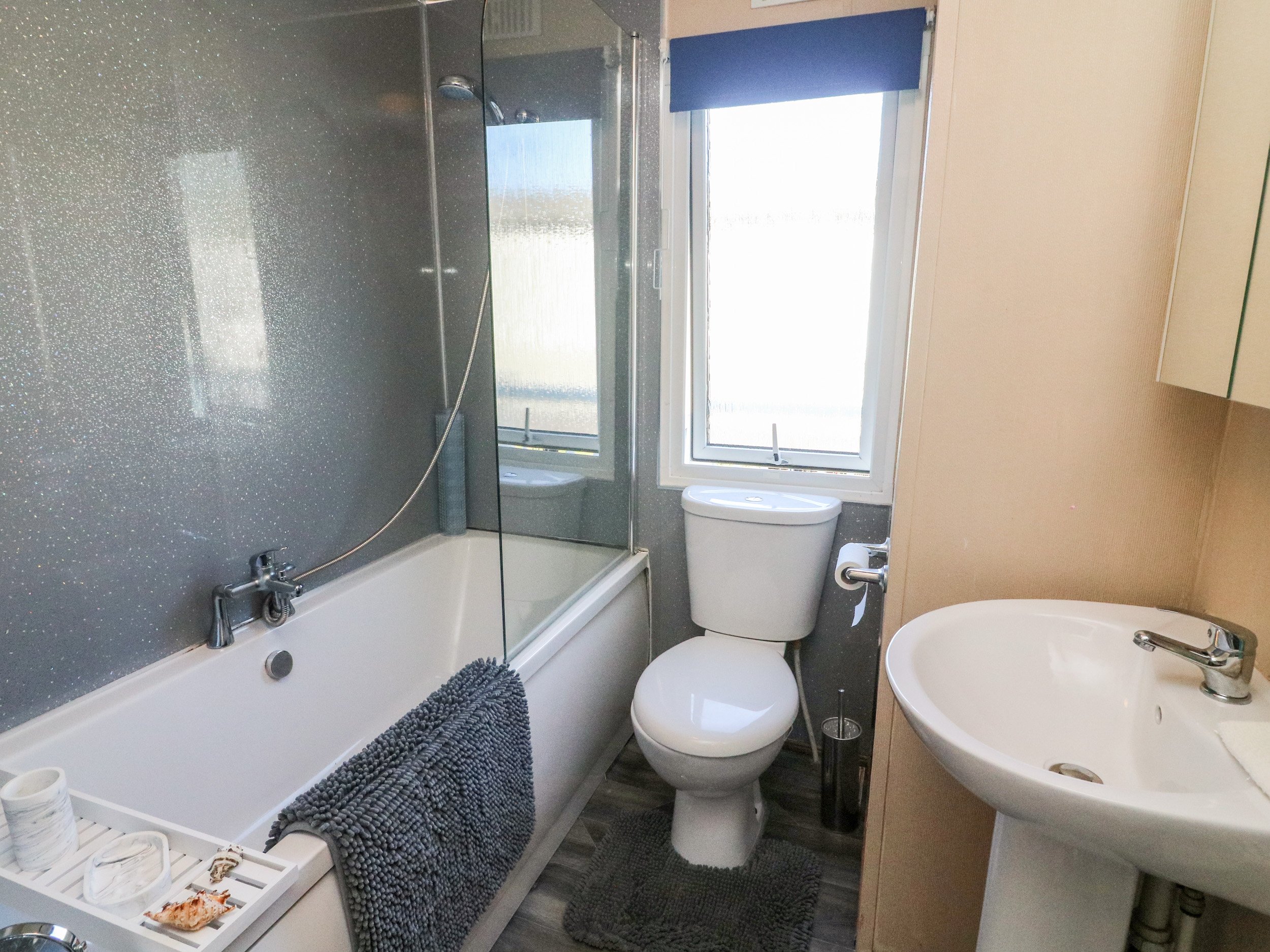 Lodge 17 Silverdale, Carnforth Dog Friendly Holiday Cottage in The