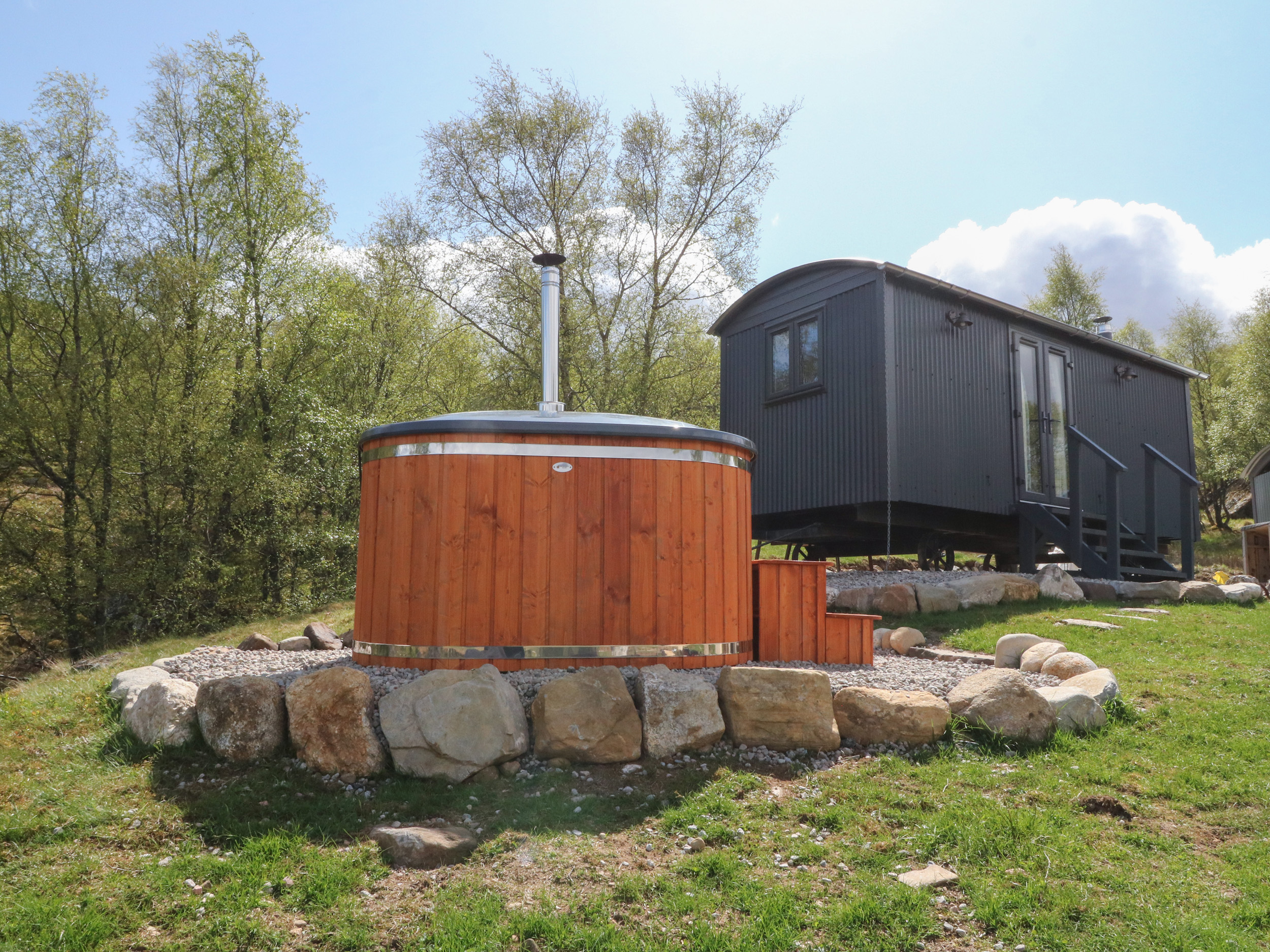 Coraldie is near Newtonmore, Highland. Single-storey shepherd's hut, ideal for a couple. Rural views