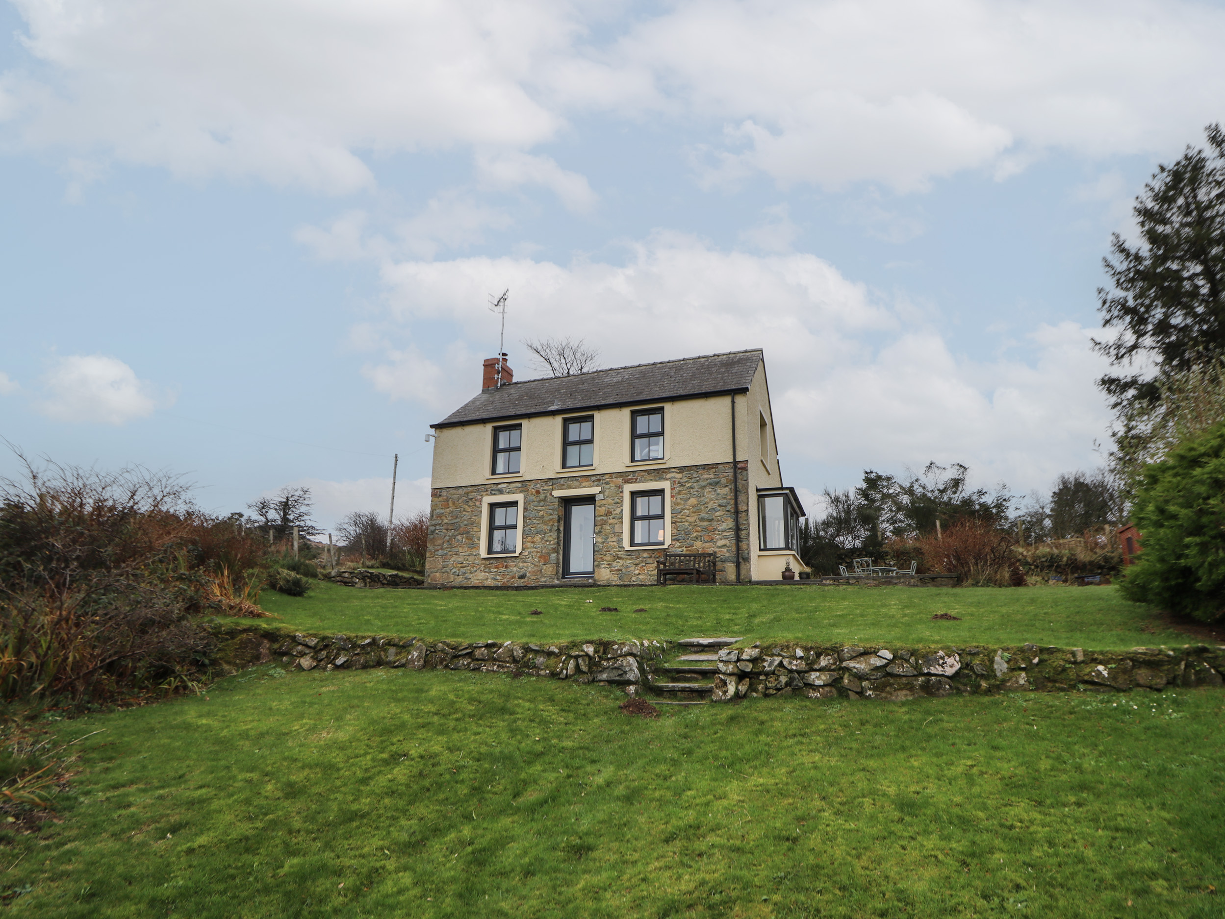 2 bedroom Cottage for rent in Newport