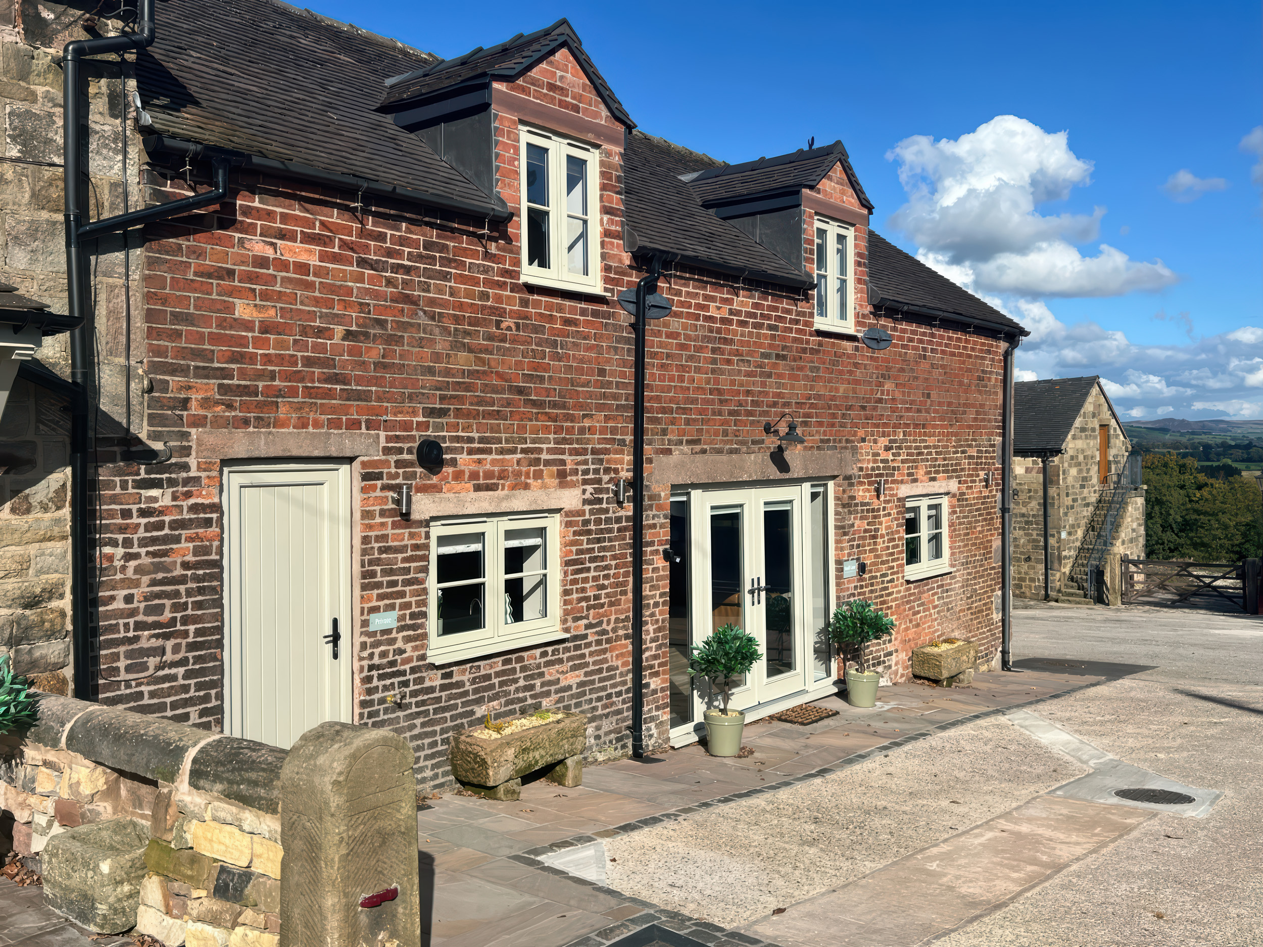 Small Lane Barn, Endon. Sleeps 8. Woodburning stove. Hot tub. Family-friendly. Open-plan. Parking. 