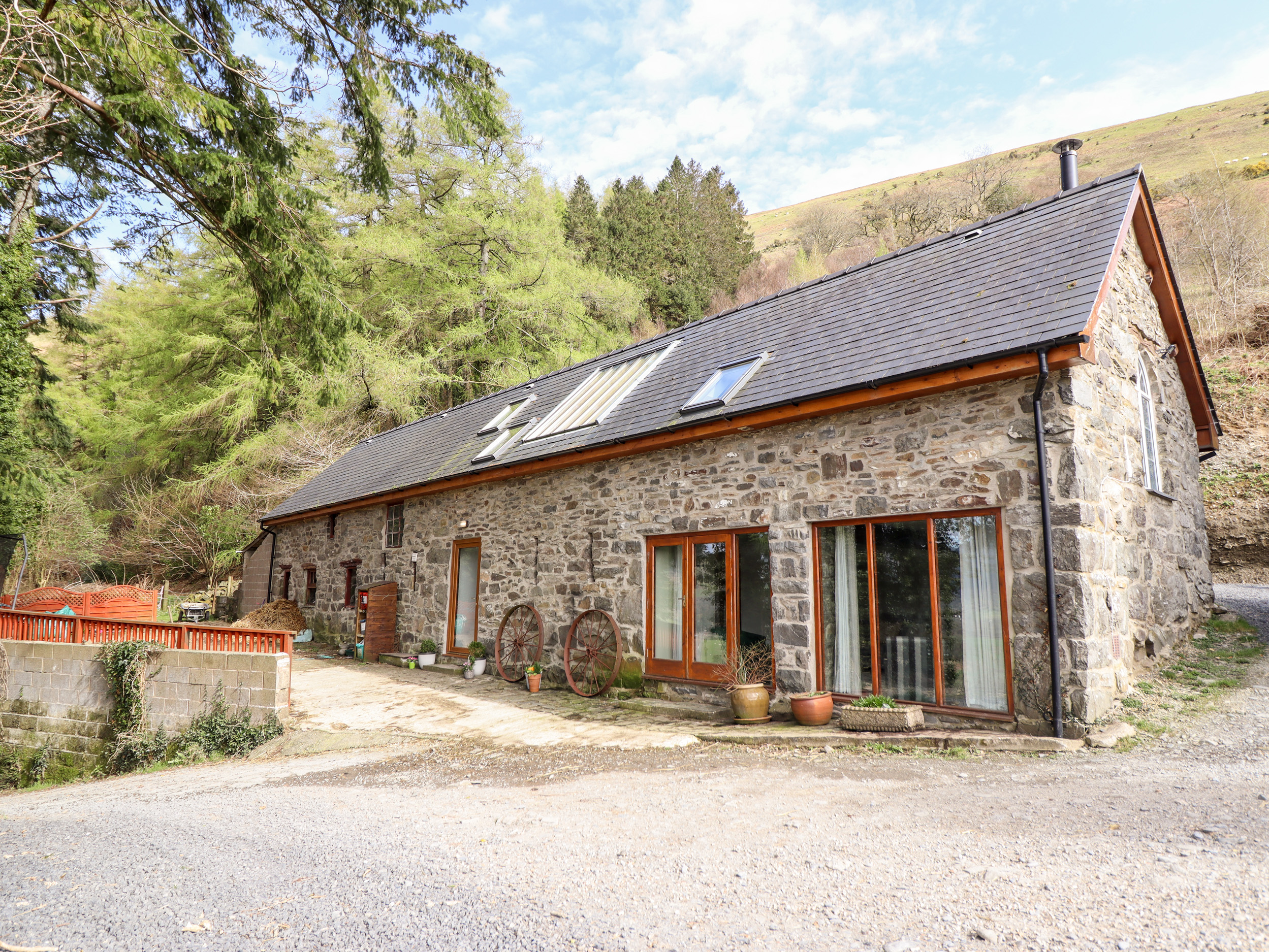 Ysubor Craig y Gronfa, Mallwyd, Powys. Snowdonia NP, barn conversion, great views, off-road parking.