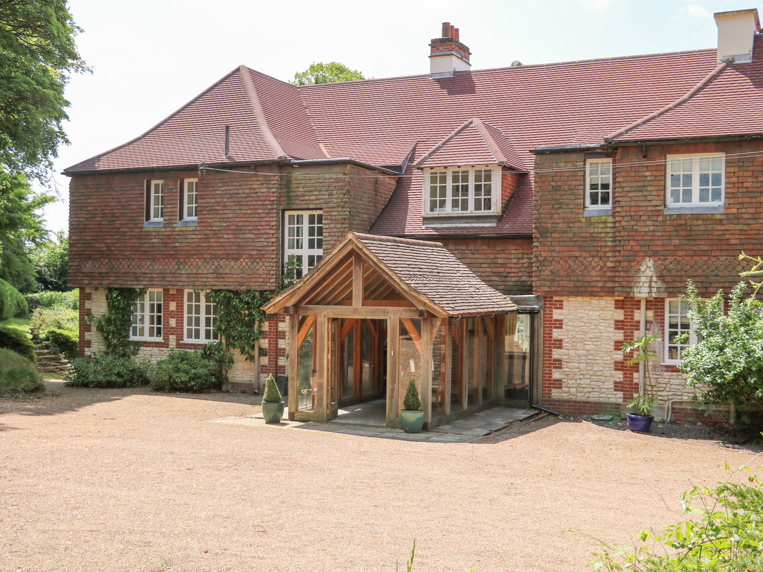 Coombe Place House is in Meonstokem Hampshire. Eight-bedroom home enjoying rural views in AONB. Pets