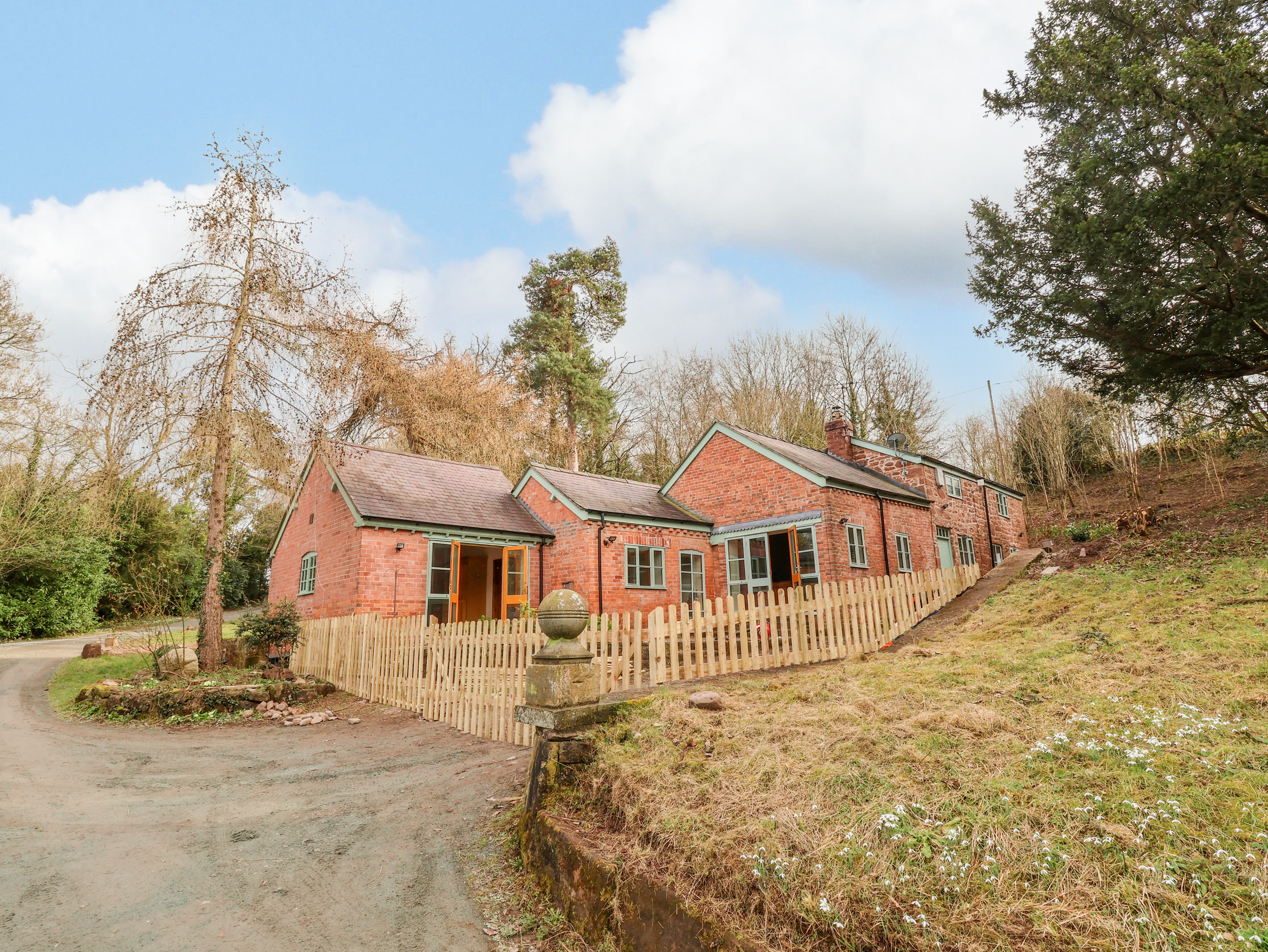 Ty Bont, Overton-On-Dee
