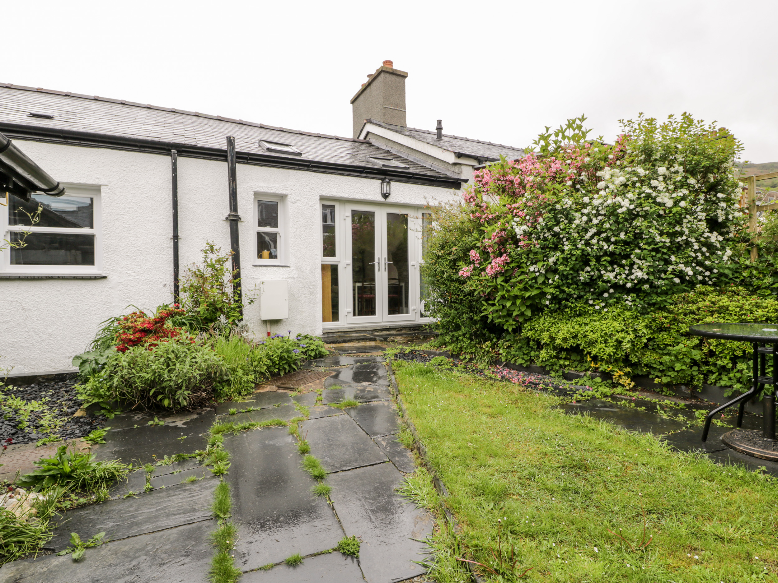 Milo's Cottage, Tywyn Dog Friendly Holiday Cottage in Snowdonia and