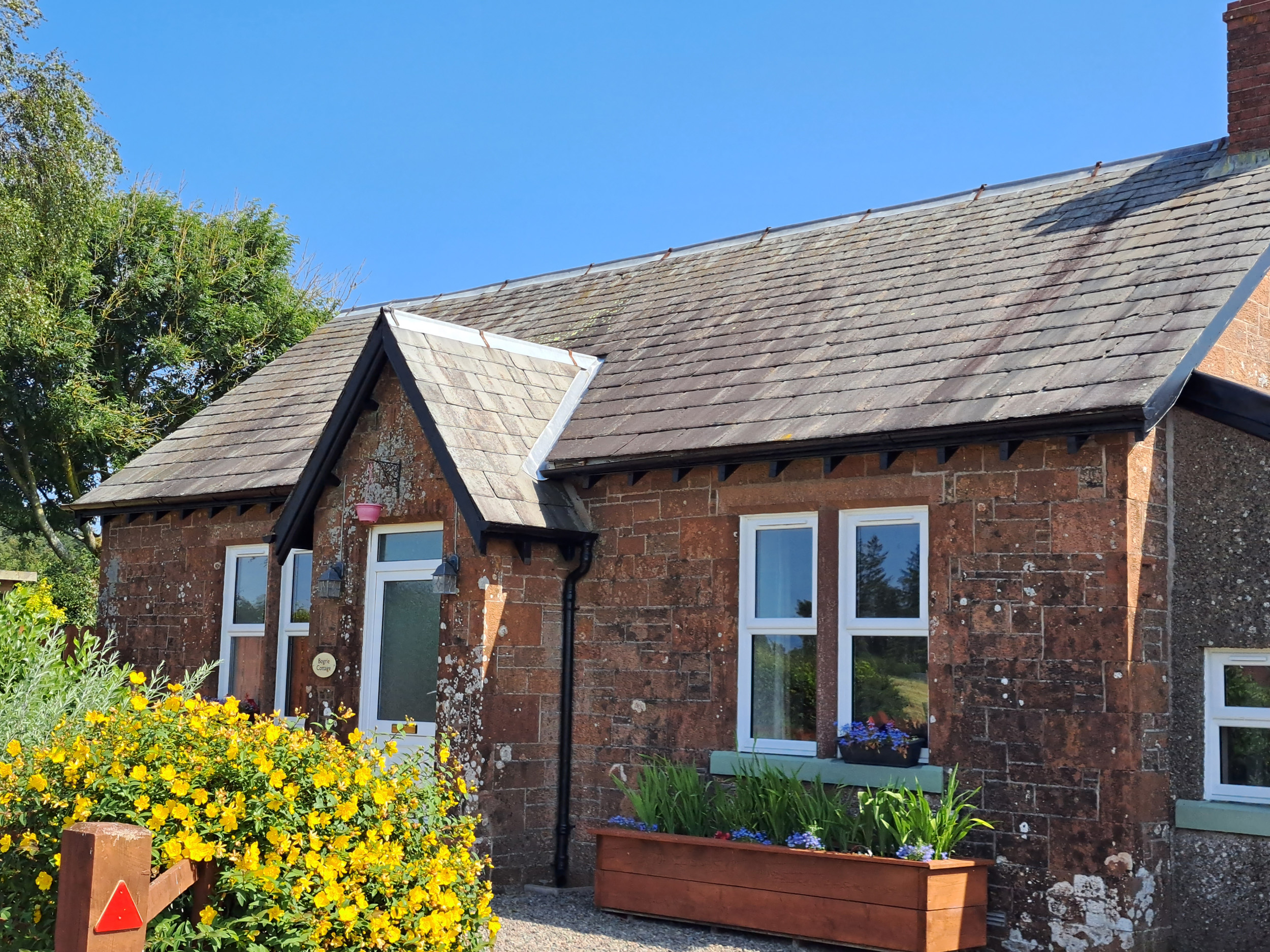 Bogire Country Cottage in Gretna Green, countryside, wood-fired hot tub, pizza oven, rural, romantic