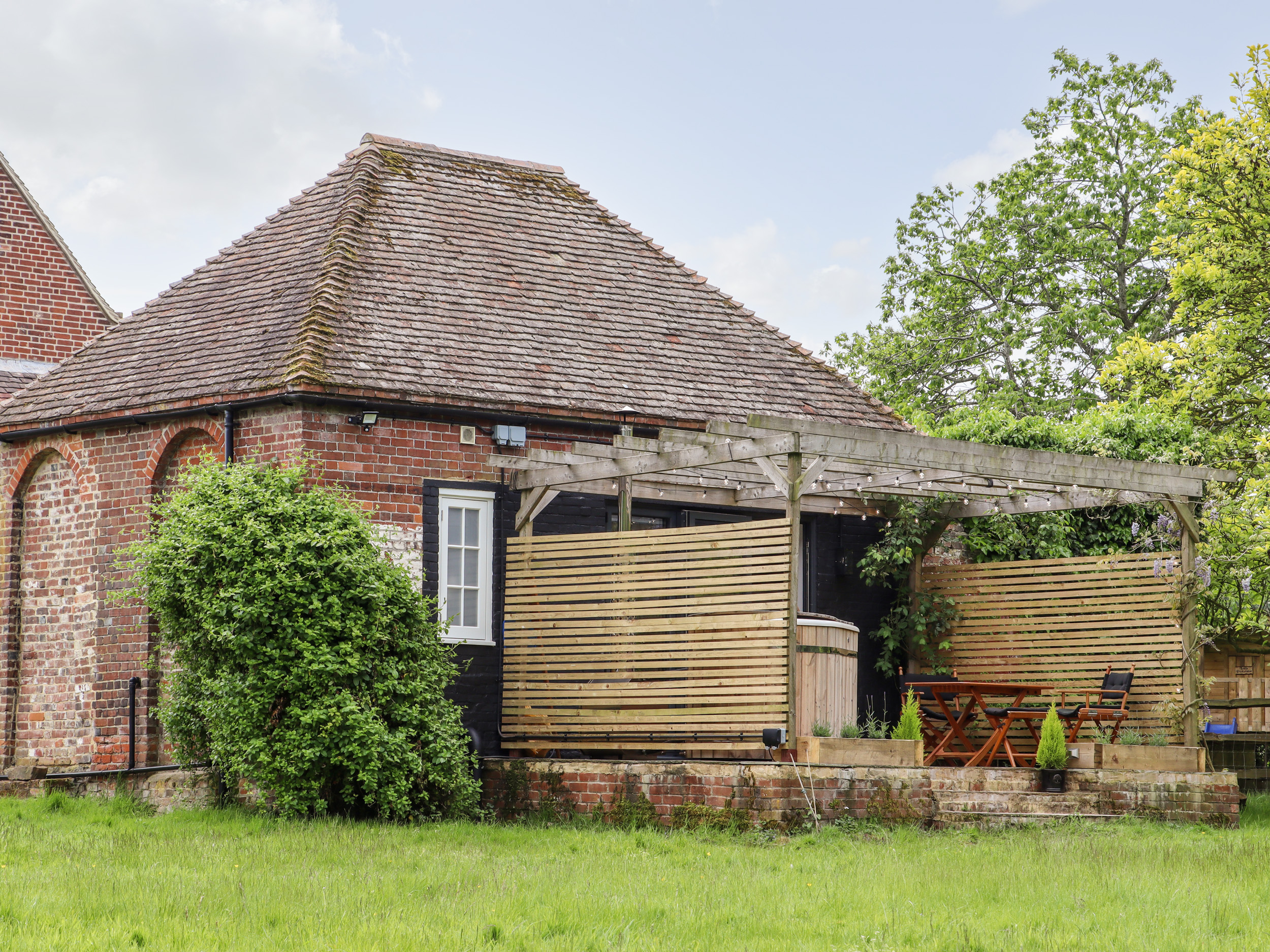 The Snug at Pickleden is near Chilham, in Kent. Studio-style abode, ideal for couples, with hot tub.