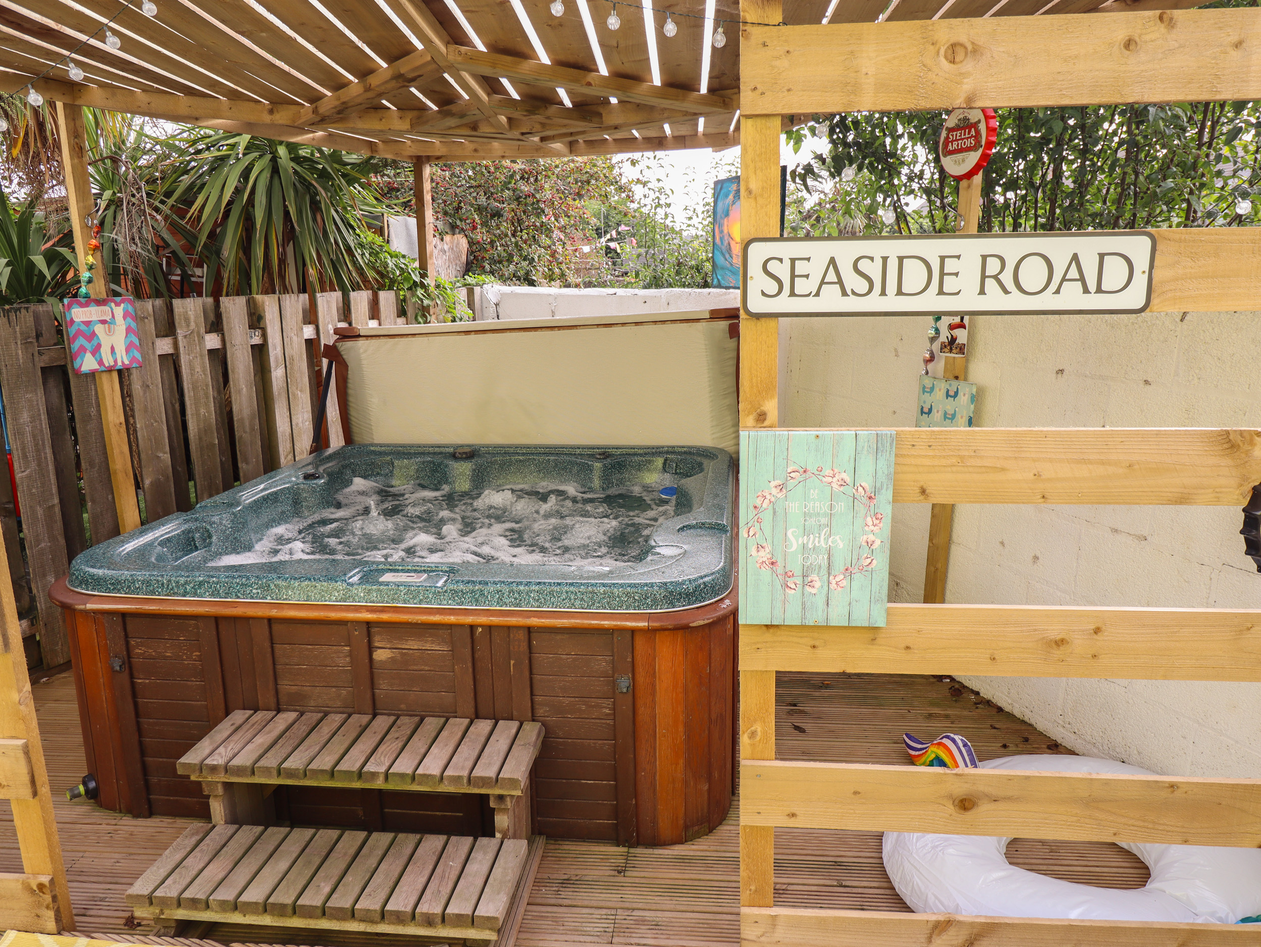 The Yellow House, Withernsea, East Yorkshire. Garden with hot tub and barbecue. Two pets, 4 bedrooms