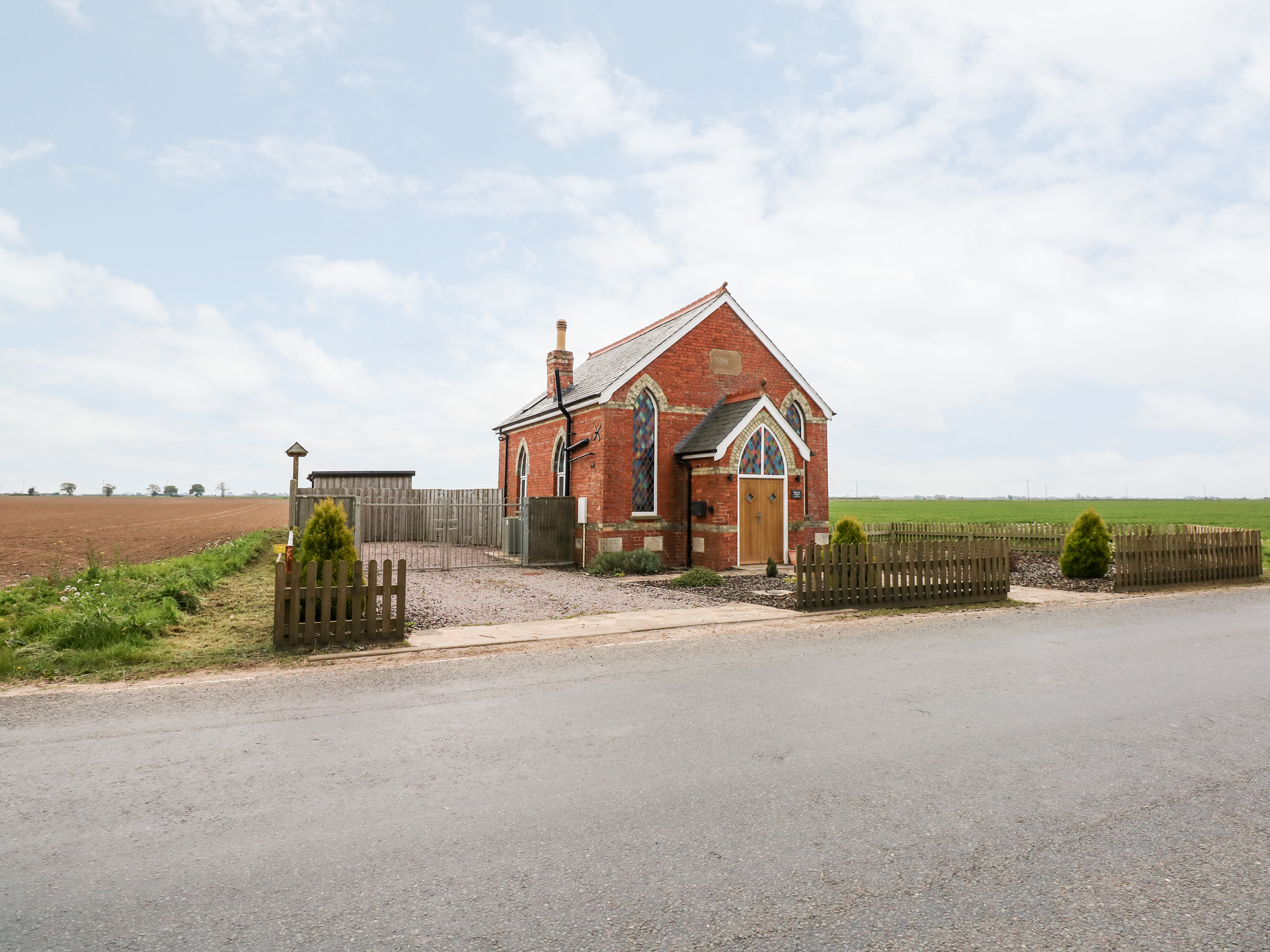 Richrose Chapel near Holbeach in Lincolnshire. Close to AONB. Garden with patio and hot tub. Parking