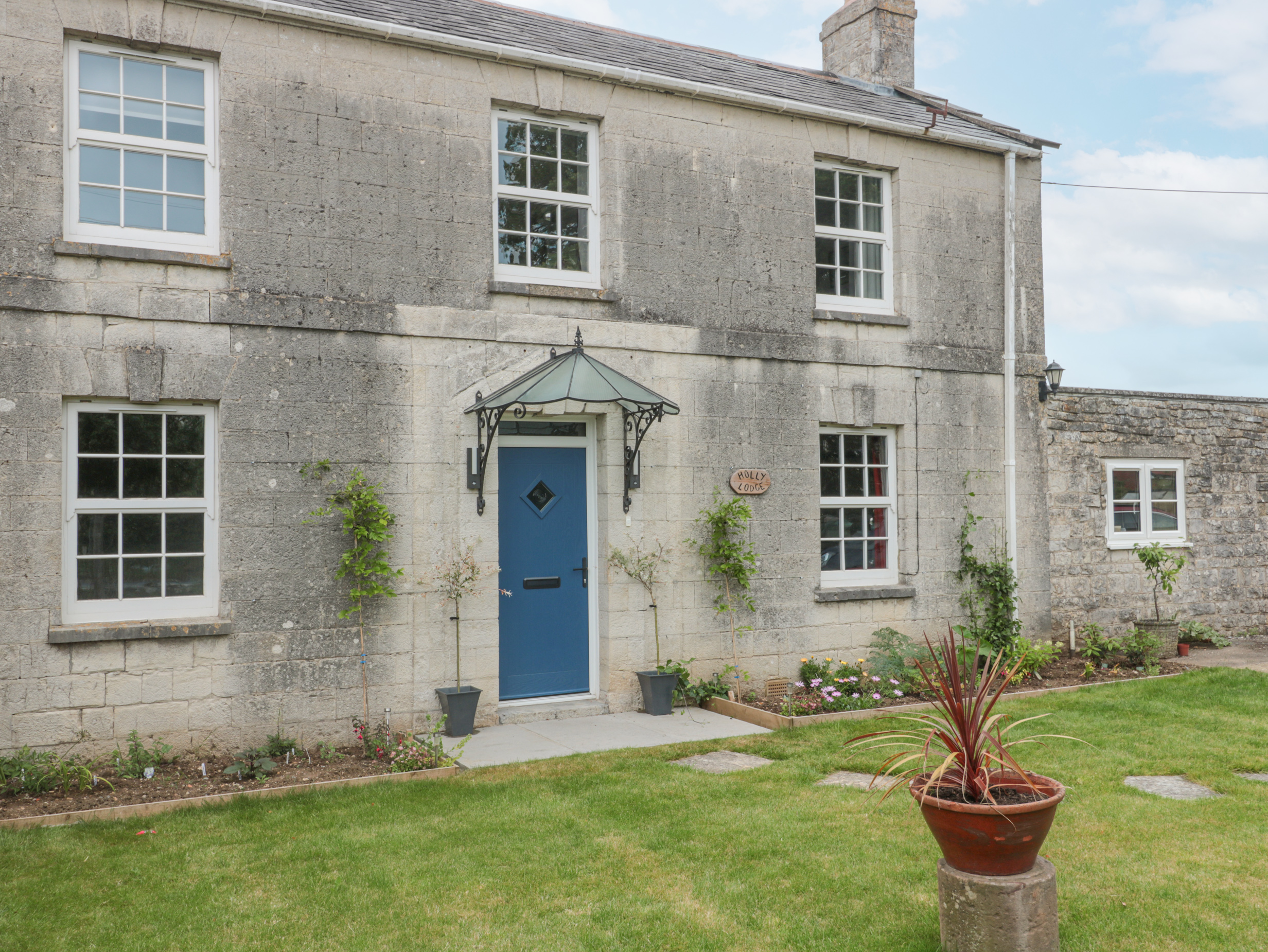 Holly Lodge, Langport, Somerset. Pet-friendly. WiFi. Garden, with furniture, hot tub. Four bedrooms.