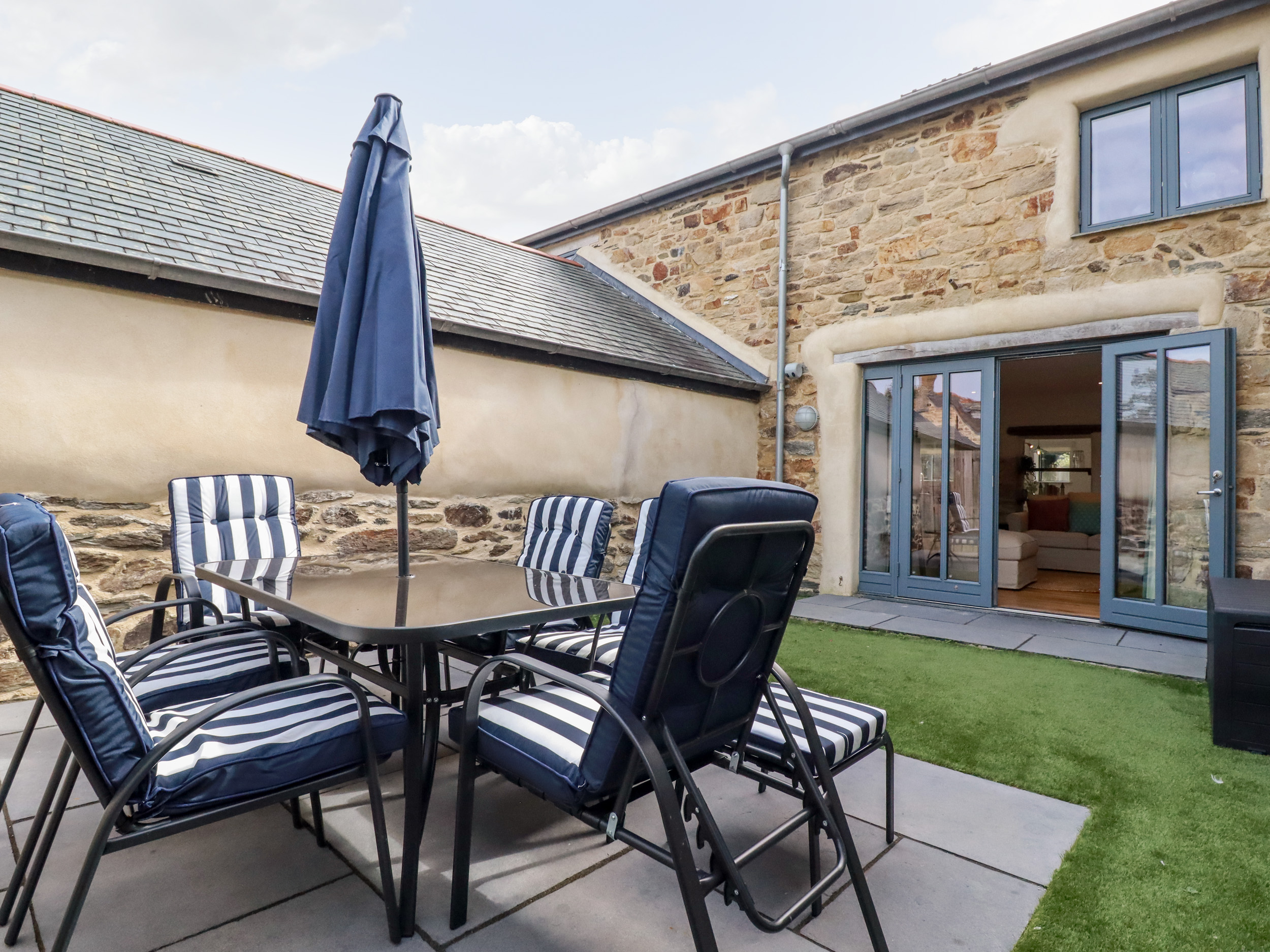 Pen, Cubert, Cornwall. Garden. TV. WiFi. 2Pet-friendly. Contemporary furnishings. Barbecue. Parking.