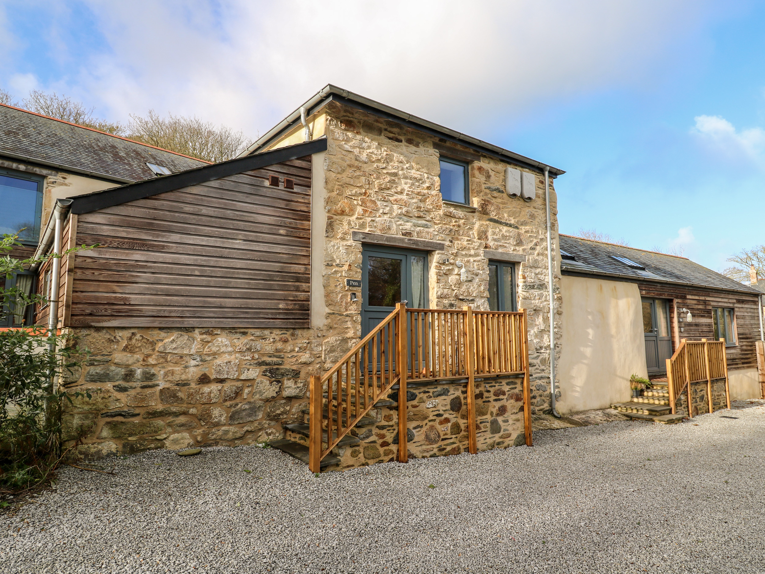 Pen, Cubert, Cornwall. Garden. TV. WiFi. 2Pet-friendly. Contemporary furnishings. Barbecue. Parking.