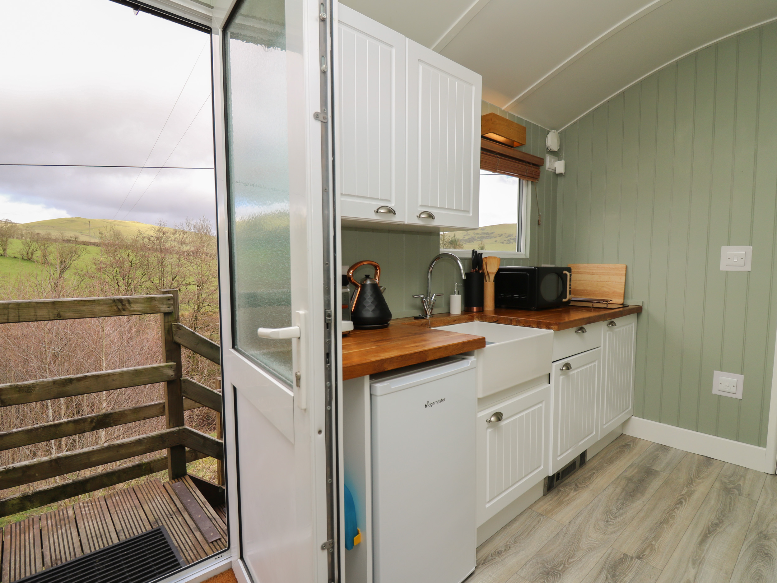 Cuckoo Hut, Maengwyneddd, nr Llanrhaeadr-Ym-Mochnant, Powys. Woodburning stove. Pet-friendly. Rural.