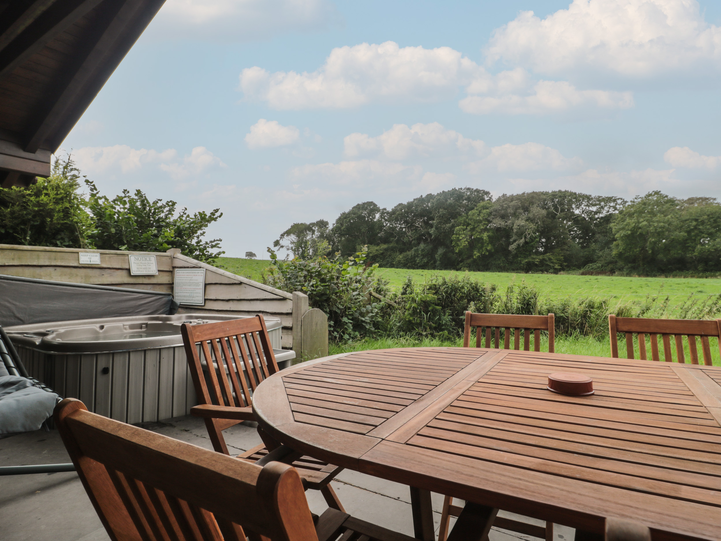 Walnut, Swanage, Dorset, In the Dorset Area of Outstanding Natural Beauty, Open plan, Hot tub, 4 bed