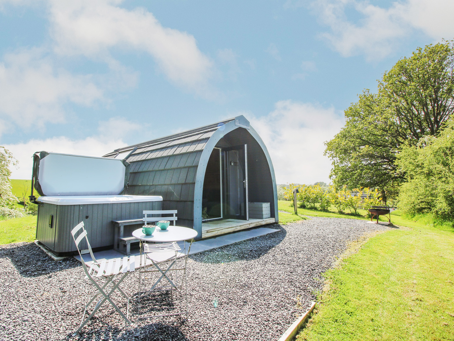 Aderyn Pod, Guilsfield, Powys, hot tub, countryside views, romantic, family-friendly, stylish, 1 bed