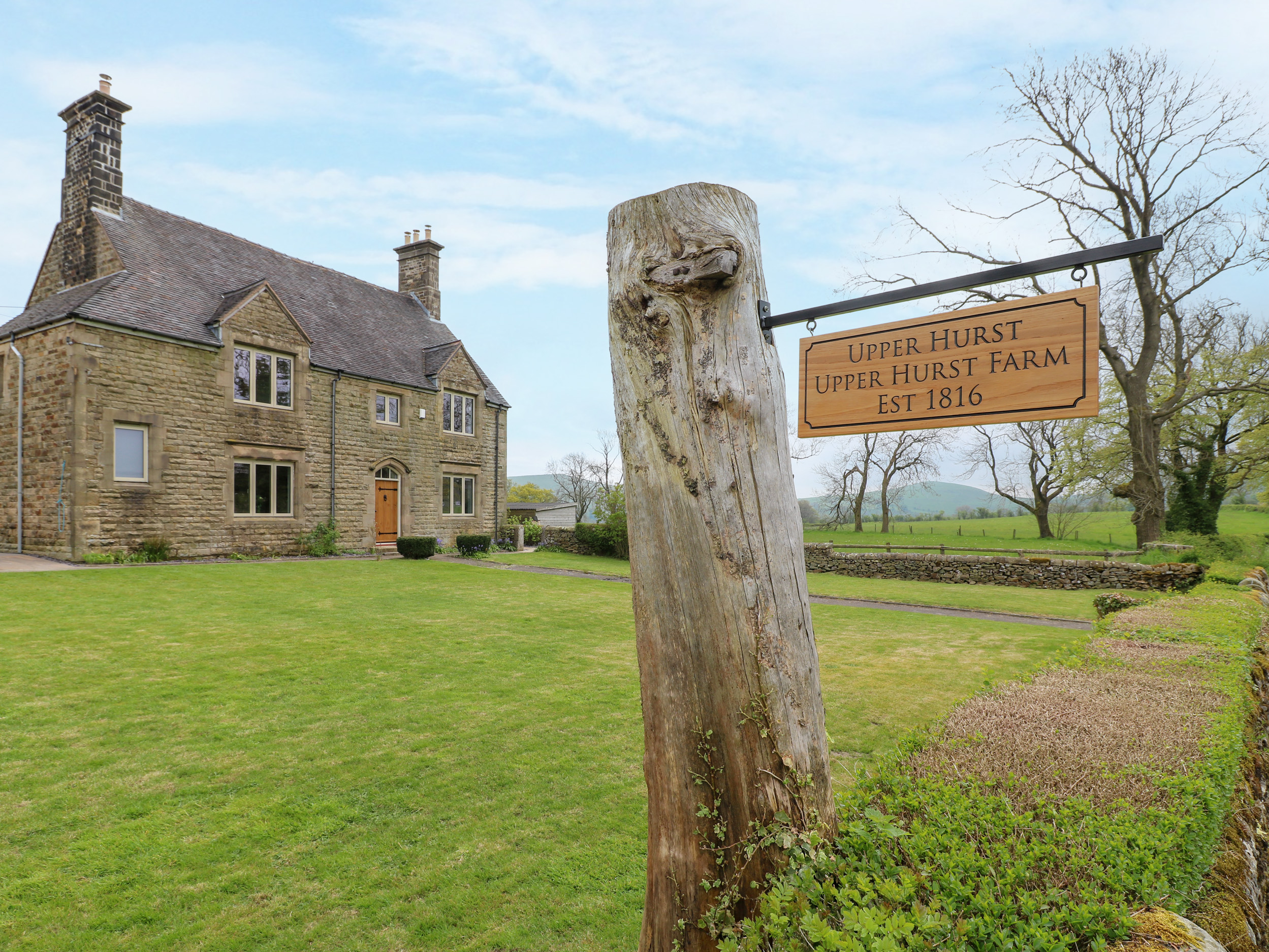 Upper Hurst Farmhouse nr Hartington, Staffordshire. Hot tub. Scenic views. EV charging. Close to pub