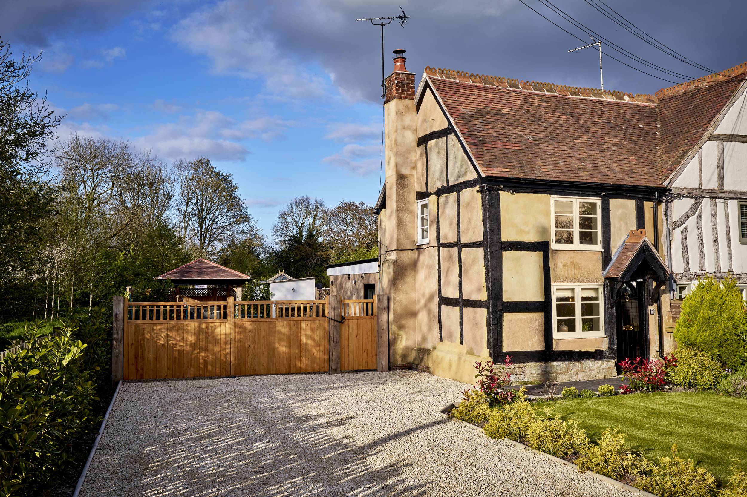 1 Kingswood Cottage in Lapworth, Warwickshire. Romantic. Hot tub. Pet-friendly. Dishwasher. Smart TV