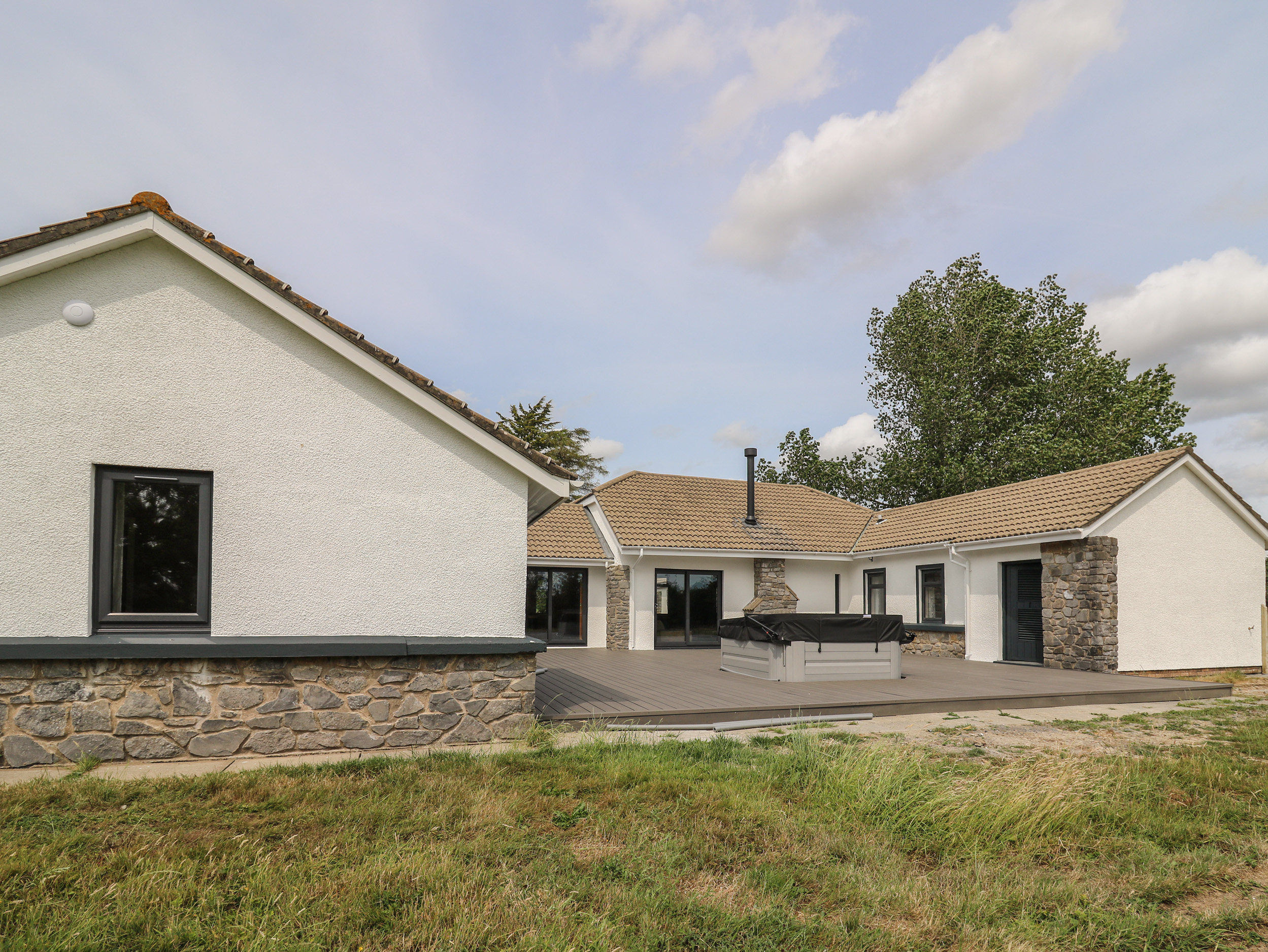 Heritage, in St Clears, Carmarthenshire. Smart TV. Woodburning stove. Off-road parking. Ground-floor